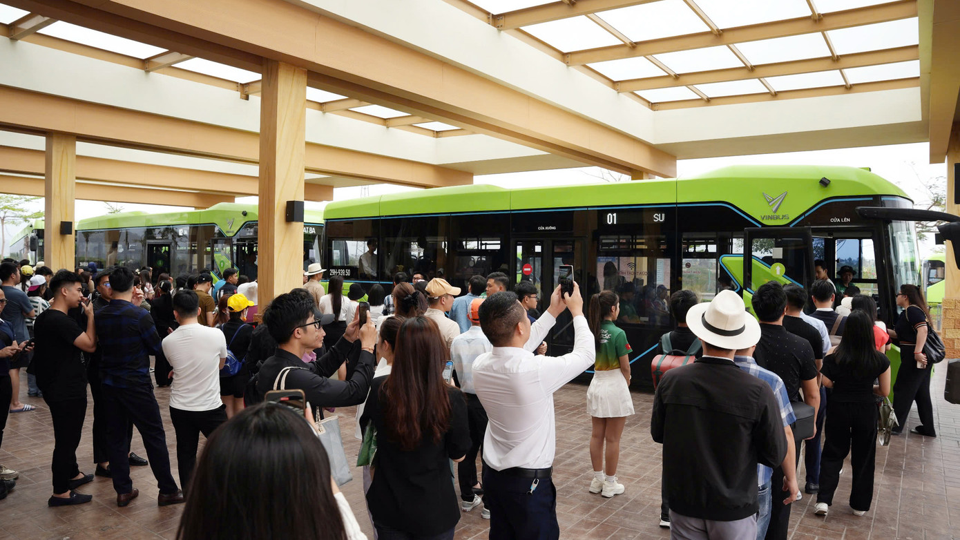 Hệ thống ô tô điện chở khách miễn phí từ bến phà ra vịnh trung tâm Cát Bà từ cuối tháng 4.