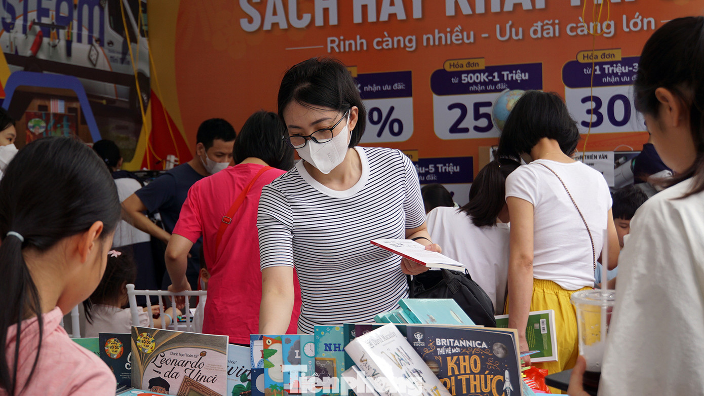 Theo ban tổ chức, khoảng 10.000 đầu sách đa dạng về thể loại, phong phú về các lĩnh vực từ giáo dục, văn học nghệ thuật, khoa học, tư duy, kinh doanh, lịch sử địa lý... Trong ảnh, hàng trăm bạn trẻ Hải Phòng vào gian hàng nhà sách Tiền Phong và các gian hàng tham quan, đọc sách, chọn sách hay.