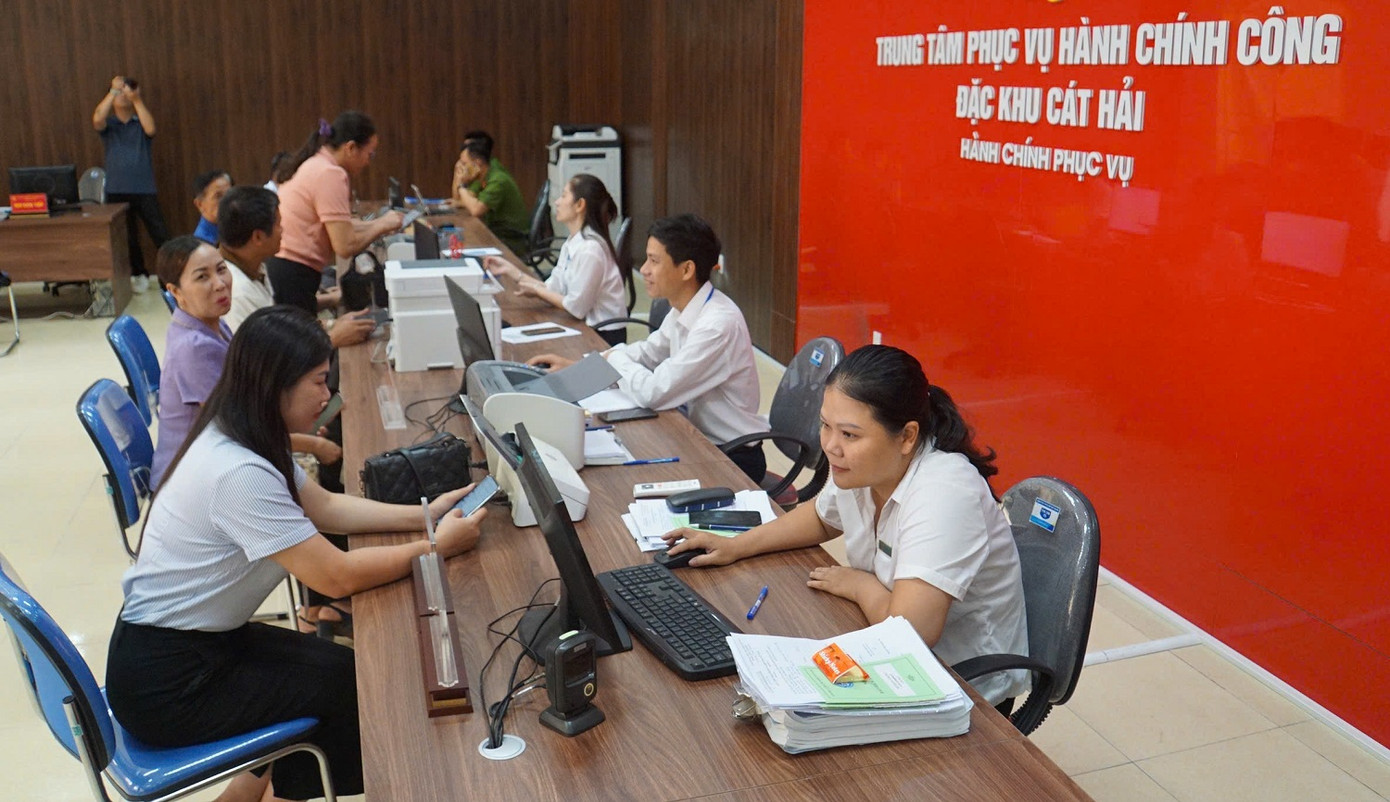 Anh Tùng, chuyên viên Trung tâm phục vụ hành chính công đặc khu Cát Hải chia sẻ, từ sáng sớm, rất đông người dân tới đăng ký làm thủ tục. Tỷ lệ người dân đến giải quyết các thủ tục trong lĩnh vực đất đai, chứng thực, chế độ bảo hiểm là cao nhất. Sau khi hướng dẫn, hỗ trợ người dân, nhiều cán bộ tranh thủ giờ nghỉ trưa và cuối chiều để hoàn tất thủ tục, trình ký và hẹn trả cho người dân kịp thời. Anh Tùng, chuyên viên Trung tâm phục vụ hành chính công đặc khu Cát Hải chia sẻ, từ sáng sớm, rất đông người dân tới đăng ký làm thủ tục. Tỷ lệ người dân đến giải quyết các thủ tục trong lĩnh vực đất đai, chứng thực, chế độ bảo hiểm là cao nhất. Sau khi hướng dẫn, hỗ trợ người dân, nhiều cán bộ tranh thủ giờ nghỉ trưa và cuối chiều để hoàn tất thủ tục, trình ký và hẹn trả cho người dân kịp thời.