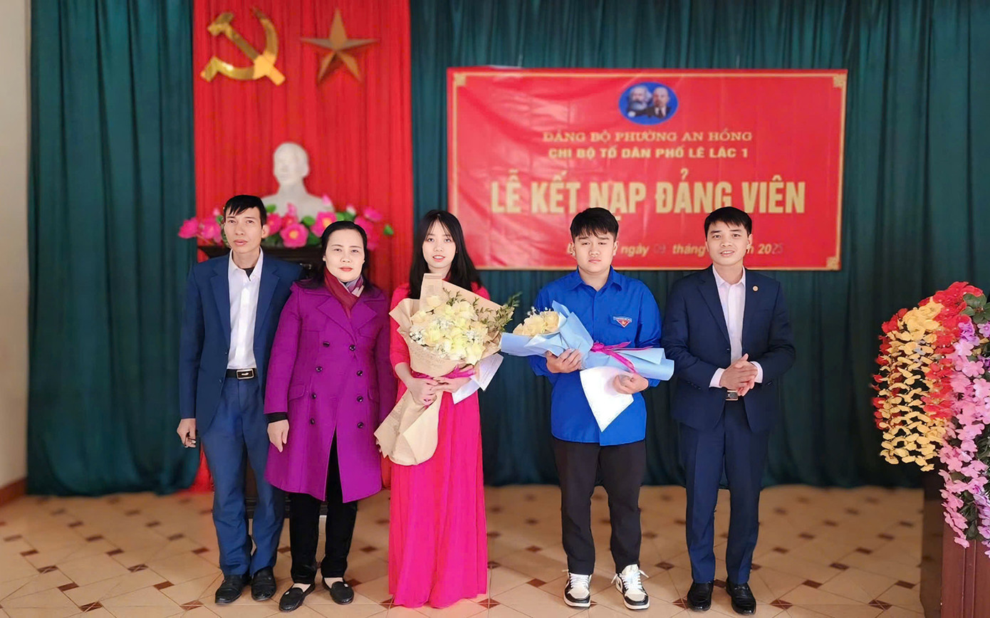 Em Ngô Thùy Linh (SN 2002, áo dài), là nữ tân binh duy nhất ở quận Hồng Bàng tình nguyện nhập ngũ. Em Ngô Thùy Linh (SN 2002, áo dài), là nữ tân binh duy nhất ở quận Hồng Bàng tình nguyện nhập ngũ.