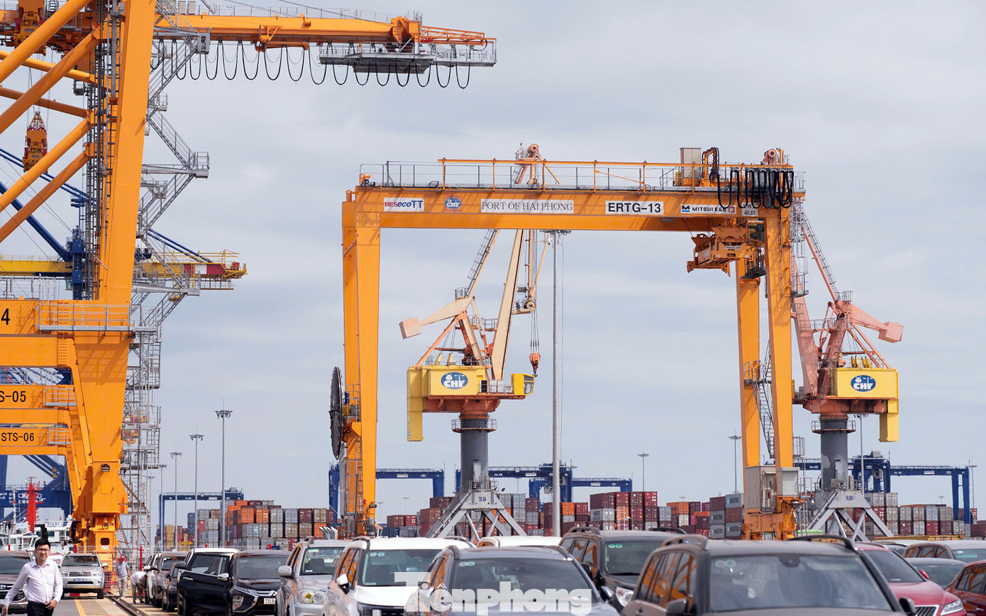 Dự án xây dựng cầu cảng số 3, số 4, Cảng cửa ngõ quốc tế Hải Phòng, thuộc khu bến cảng Lạch Huyện được khởi công từ tháng 7/2022 với tổng mức đầu tư hơn 6.900 tỷ đồng. Quy mô xây dựng 2 bến container cho tàu đến 100.000DWT với tổng chiều dài 750m, rộng 50m; bến sà lan, dịch vụ cho cỡ tàu đến 3.000DWT với tổng chiều dài 250m.