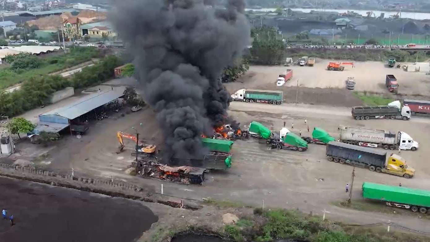 Vụ cháy hàng loạt container, xe rơ-mooc trong Cảng nội địa Phú Thái (Kim Thành, Hải Dương) ngày 18/4/2025. Vụ cháy hàng loạt container, xe rơ-mooc trong Cảng nội địa Phú Thái (Kim Thành, Hải Dương) ngày 18/4/2025.