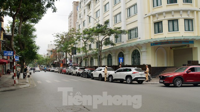 CSGT Hải Phòng tuần tra, xử lý tài xế đỗ ô tô không đúng quy định trên phố Hoàng Văn Thụ. CSGT Hải Phòng tuần tra, xử lý tài xế đỗ ô tô không đúng quy định trên phố Hoàng Văn Thụ.