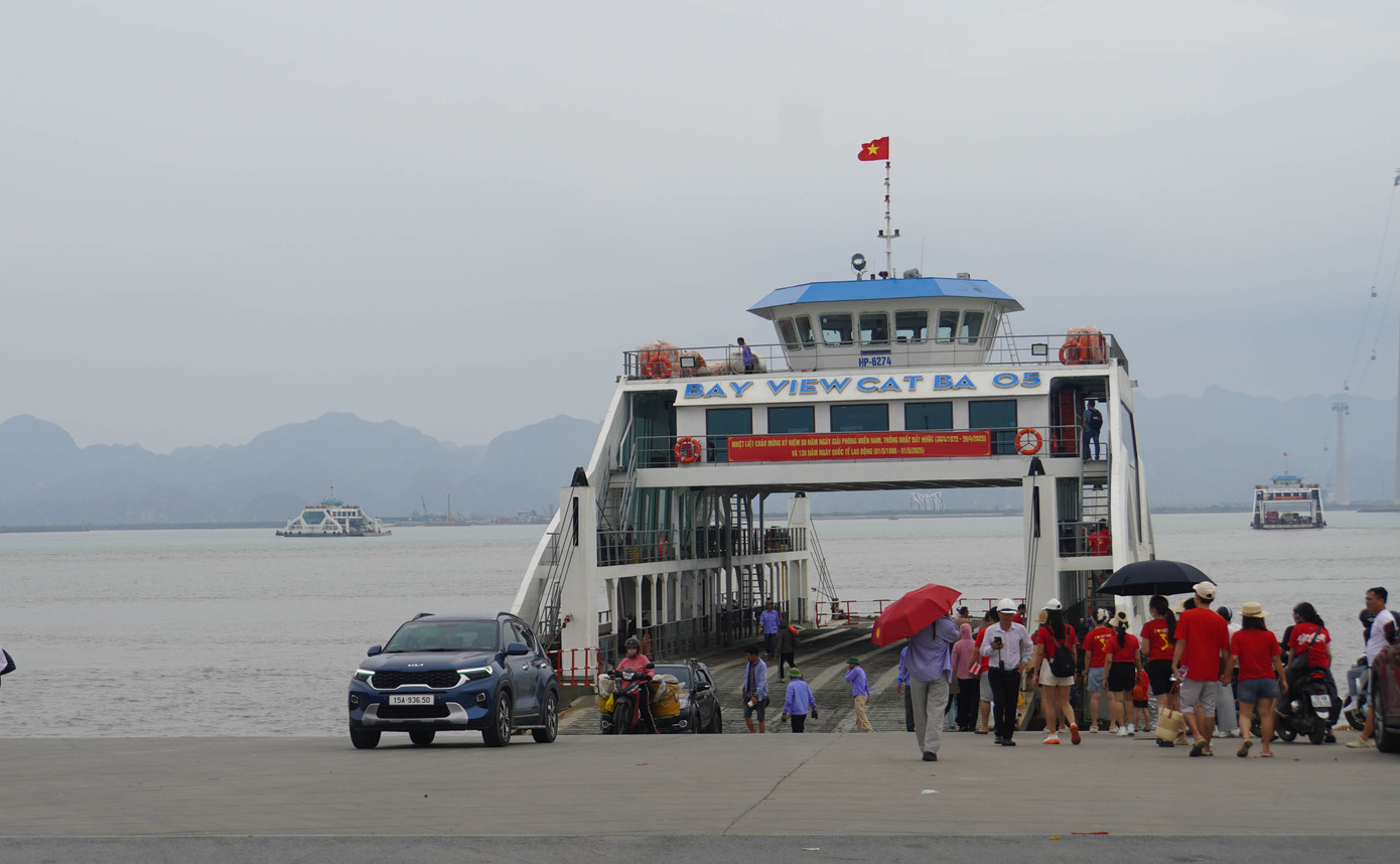 Đại diện lãnh đạo bến phà Đồng Bài - Cái Viềng cho biết, ngày đầu kỳ nghỉ lễ đơn vị đã chuyên chở hàng vạn du khách ra đảo Cát Bà. Lượng lớn khách du lịch và phương tiện di chuyển vào giờ cao điểm buổi sáng do đó, có thời điểm xảy ra ùn ứ, tài xế phải xếp hàng chờ cả tiếng. So với những mùa du lịch trước, tình trạng ùn ứ đã được cải thiện. Nhiều khách du lịch chọn đi cáp treo hoặc đi bộ qua phà rồi đi xe buýt ra thị thị trấn Cát Bà.
