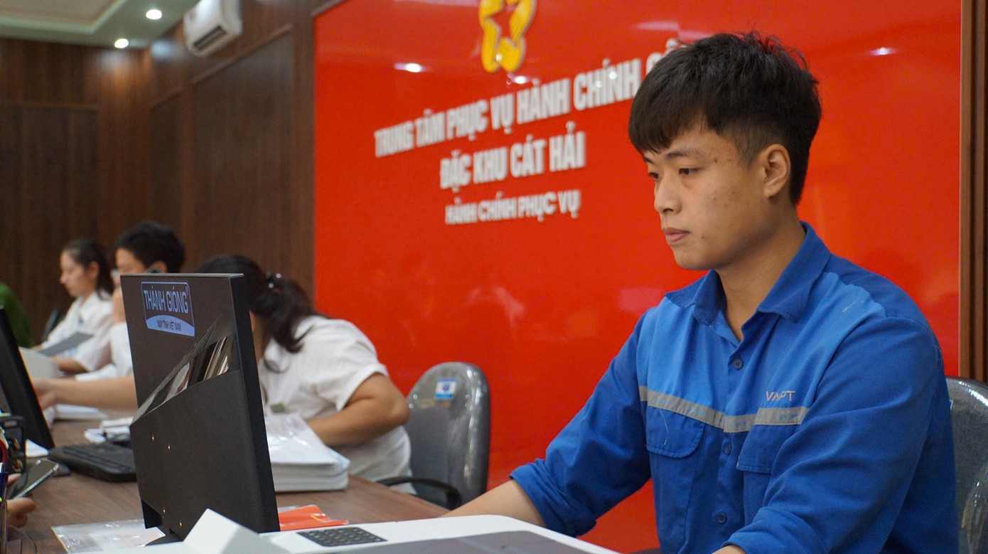 Anh Nguyễn Đức Thắng (23 tuổi), nhân viên VNPT chi nhánh Cát Hải chia sẻ, anh và một số đồng nghiệp được cử trực tại Trung tâm phục vụ hành chính công đặc khu Cát Hải để kết nối đường truyền mạng viễn thông và xử lý các nghiệp vụ hỗ trợ địa phương. Anh Nguyễn Đức Thắng (23 tuổi), nhân viên VNPT chi nhánh Cát Hải chia sẻ, anh và một số đồng nghiệp được cử trực tại Trung tâm phục vụ hành chính công đặc khu Cát Hải để kết nối đường truyền mạng viễn thông và xử lý các nghiệp vụ hỗ trợ địa phương.