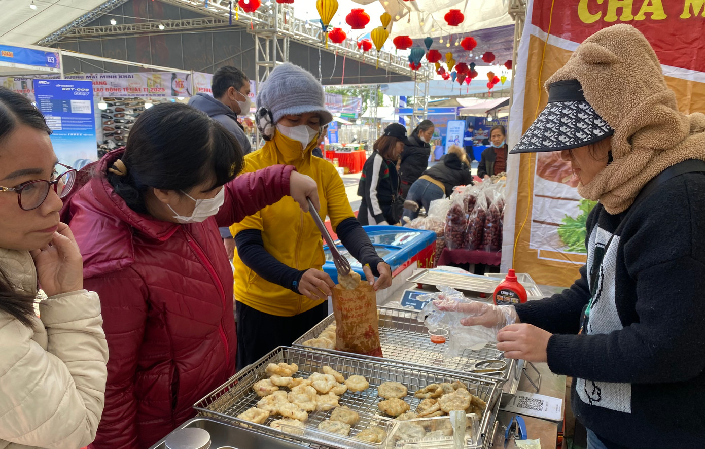 Quầy hàng thực phẩm hải sản thu hút nhiều khách đặt mua làm quà tặng, biếu người thân ngày cận Tết.