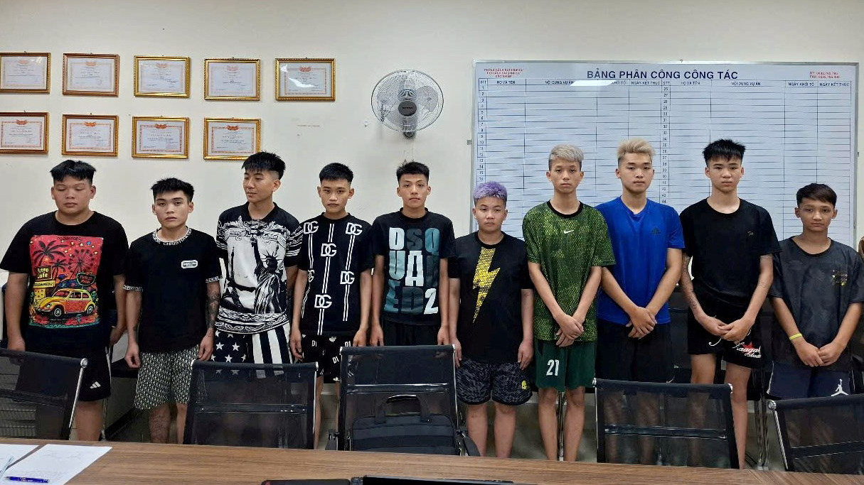 10 "quái xế" tại cơ quan công an. 10 "quái xế" tại cơ quan công an.