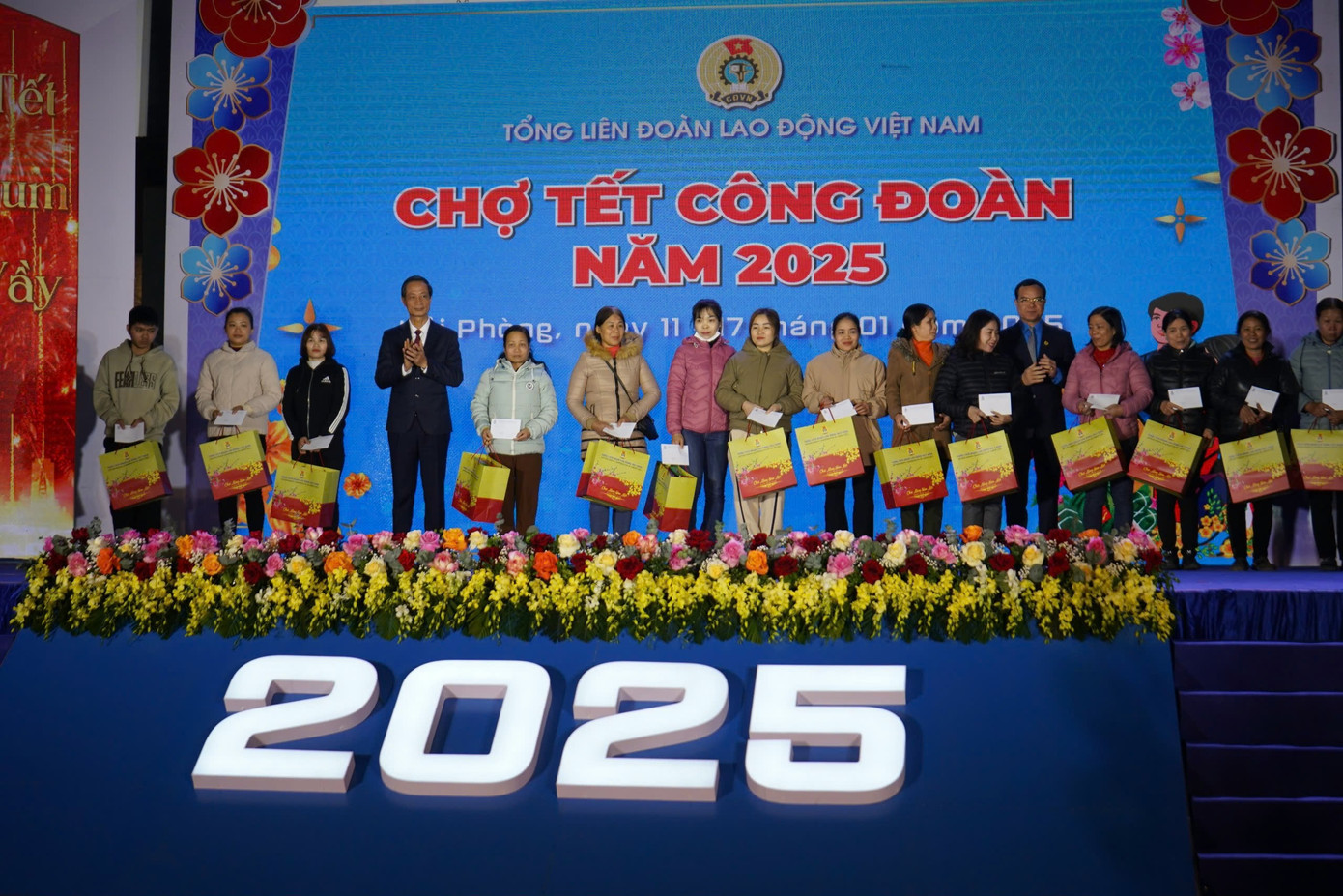 Trước đó, tối 11/1, Tổng LĐLĐ Việt Nam phối hợp với UBND TP Hải Phòng, LĐLĐ Hải Phòng tổ chức khai mạc Chợ Tết Công đoàn 2025, khai mạc tuần lễ mua sắm Tết cho đoàn viên công đoàn, người lao động tại Hải Phòng.