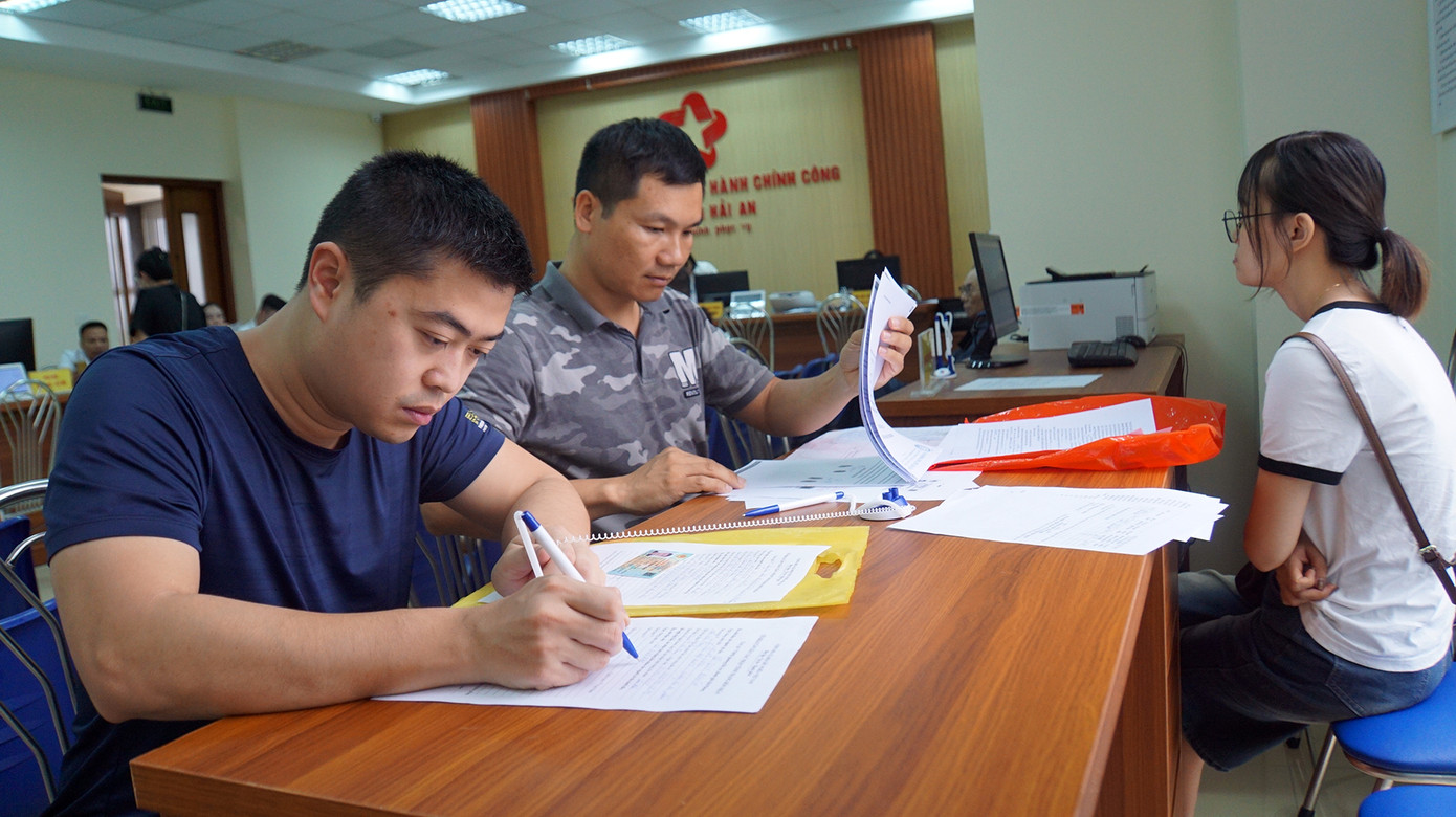 Ghi nhận của PV Tiền Phong, từ sớm phường Hải An huy động hơn 10 cán bộ tiếp nhận và giải quyết hàng trăm lượt thủ tục cho người. Các thủ tục được cán bộ hướng dẫn, giải quyết nhanh chóng.