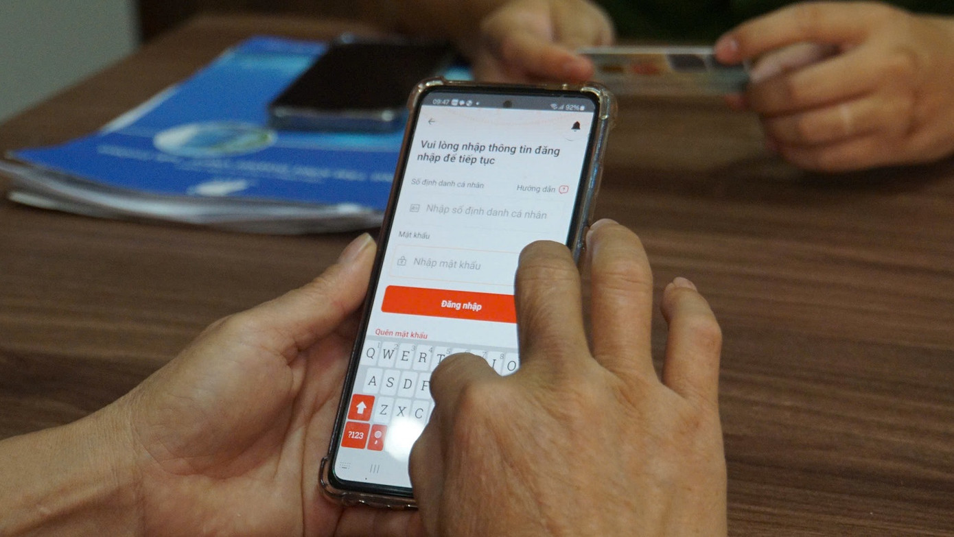 Sau khi được hướng dẫn, hỗ trợ đối chiếu, bổ sung, nhiều người dân trên đảo kịp thời bổ sung thông tin: bằng lái, bảo hiểm, địa chỉ cư trú... Sau khi được hướng dẫn, hỗ trợ đối chiếu, bổ sung, nhiều người dân trên đảo kịp thời bổ sung thông tin: bằng lái, bảo hiểm, địa chỉ cư trú...