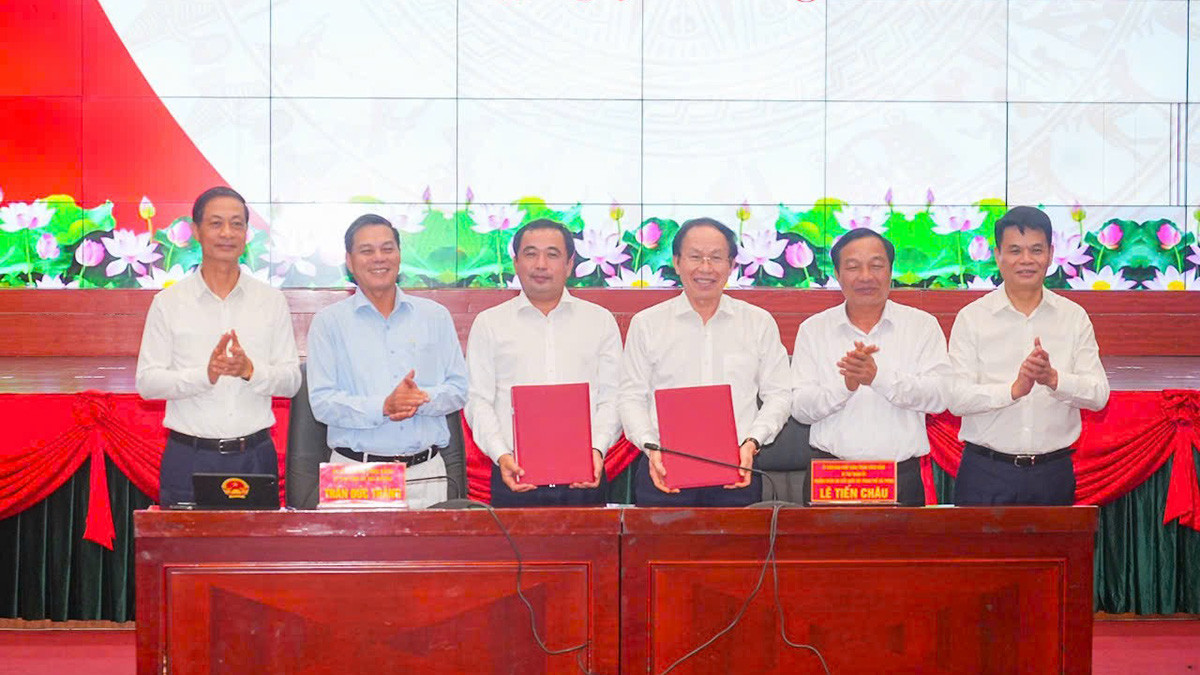 Ban Thường vụ Thành ủy Hải Phòng và Ban Thường vụ Tỉnh ủy Hải Dương ký kết kế hoạch phối hợp xây dựng đề án hợp nhất 2 địa phương. Ban Thường vụ Thành ủy Hải Phòng và Ban Thường vụ Tỉnh ủy Hải Dương ký kết kế hoạch phối hợp xây dựng đề án hợp nhất 2 địa phương.