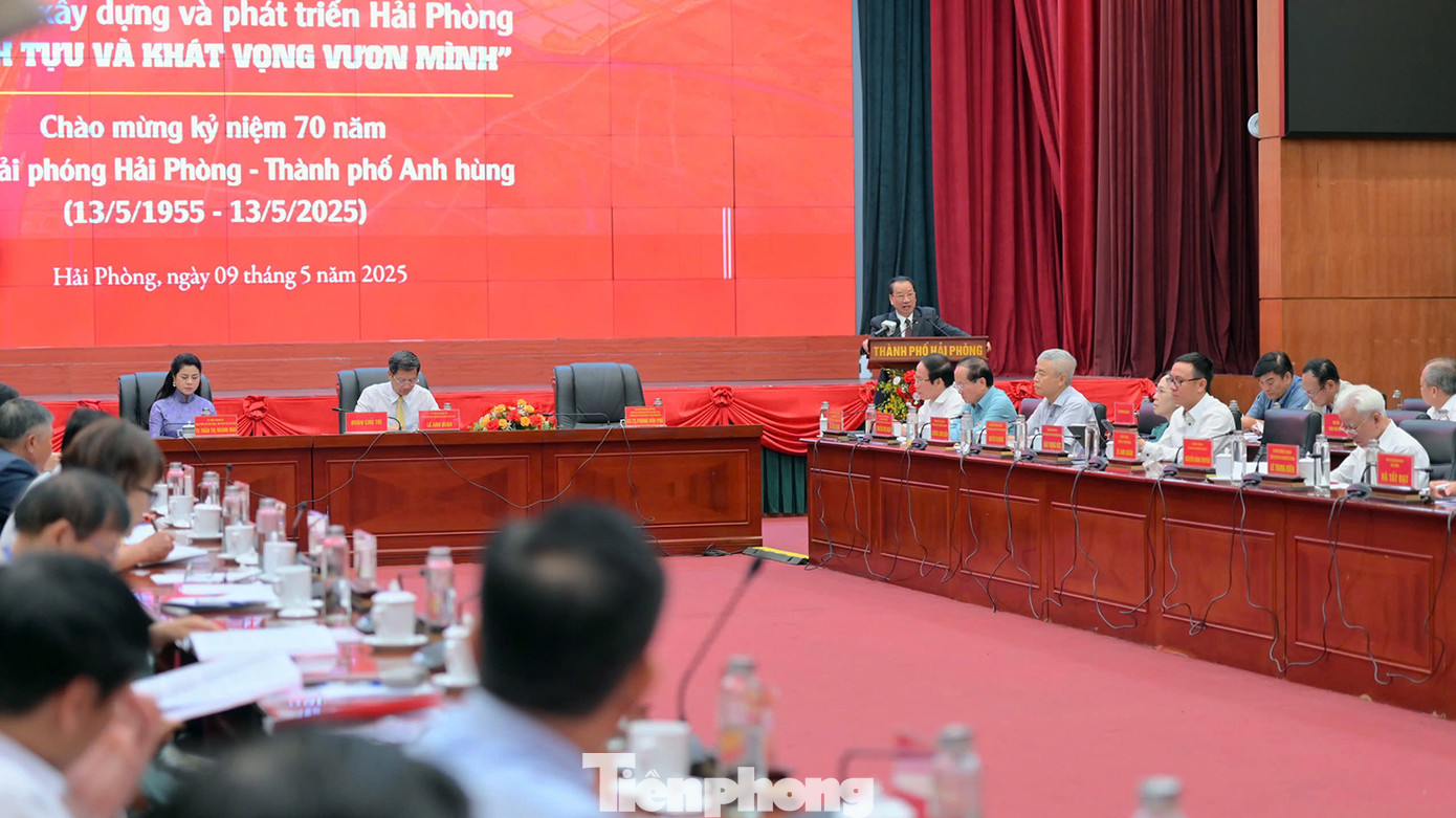 Các đại biểu, chuyên gia phát biểu tại hội thảo.