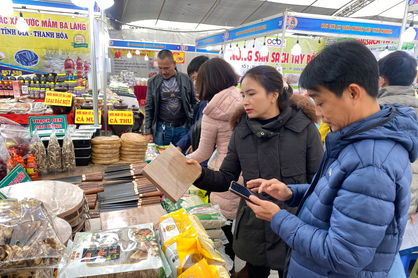 Bên cạnh Chợ Tết Công đoàn trực tiếp, Tổng LĐLĐ Việt Nam cũng tổ chức chợ Tết trực tuyến để đoàn viên, người lao động thuộc hệ thống Công đoàn Việt Nam mua sắm hàng hóa trong dịp Tết với mức giá ưu đãi, mọi lúc mọi nơi trên phạm vi toàn quốc.