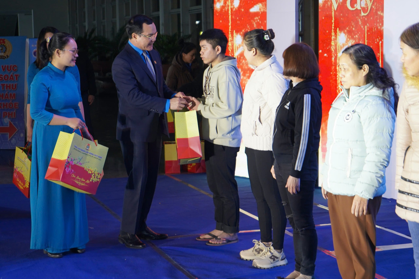 Tại buổi khai mạc, Tổng LĐLĐ Việt Nam và UBND TP Hải Phòng đã trao tặng 50 suất quà Tết tặng công nhân viên chức lao động thành phố có hoàn cảnh khó khăn. Từ nguồn tài chính Công đoàn, Tổng LĐLĐ Việt Nam đã hỗ trợ hơn 200.000 đoàn viên công đoàn hoàn cảnh khó khăn, có thành tích xuất sắc, mức hỗ trợ 500.000/người để mua sắm các sản phẩm, hàng hóa.