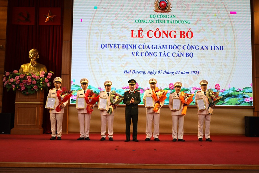 Giám đốc Công an tỉnh Hải Dương trao quyết định nghỉ công tác hưởng chế độ hưu trí đối với sáu cán bộ lãnh đạo cấp phòng. Giám đốc Công an tỉnh Hải Dương trao quyết định nghỉ công tác hưởng chế độ hưu trí đối với sáu cán bộ lãnh đạo cấp phòng.