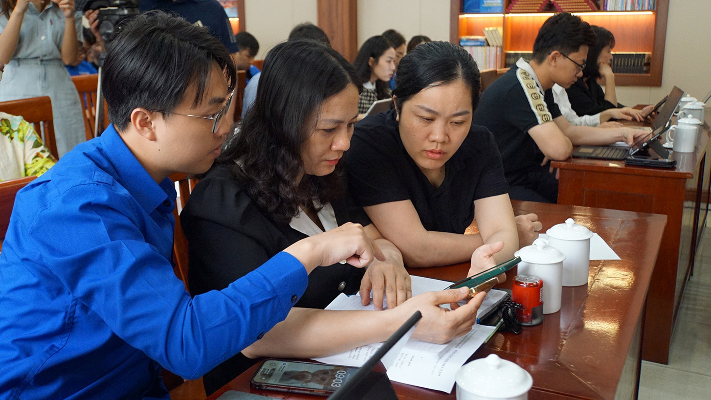 Chuyên gia AI Nguyễn Văn Tiệp tập huấn cho cán bộ Đoàn Hải Phòng thực hành ứng dụng công nghệ AI trong công tác đoàn và phong trào thiếu nhi.