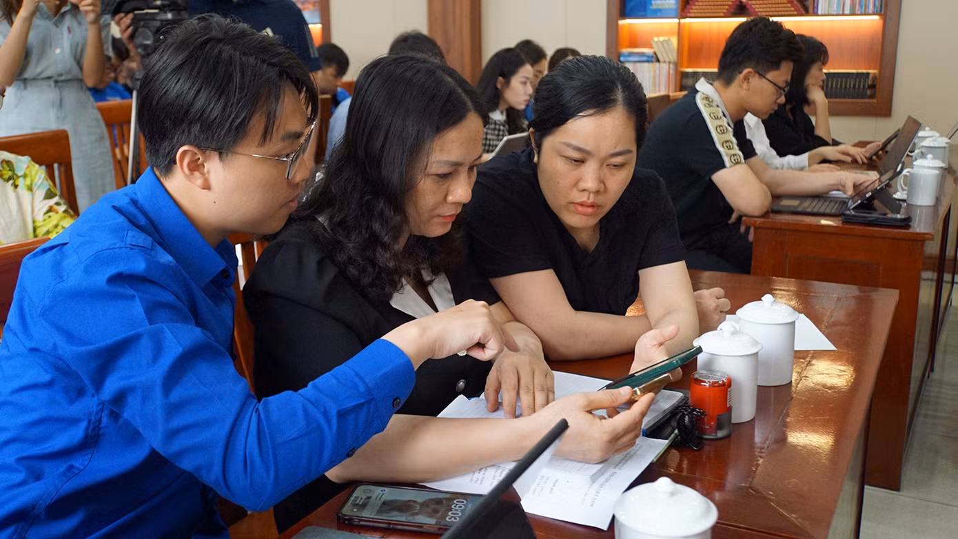 Chuyên gia AI Nguyễn Văn Tiệp tập huấn cho cán bộ Đoàn Hải Phòng thực hành ứng dụng công nghệ AI trong công tác đoàn và phong trào thiếu nhi. Chuyên gia AI Nguyễn Văn Tiệp tập huấn cho cán bộ Đoàn Hải Phòng thực hành ứng dụng công nghệ AI trong công tác đoàn và phong trào thiếu nhi.