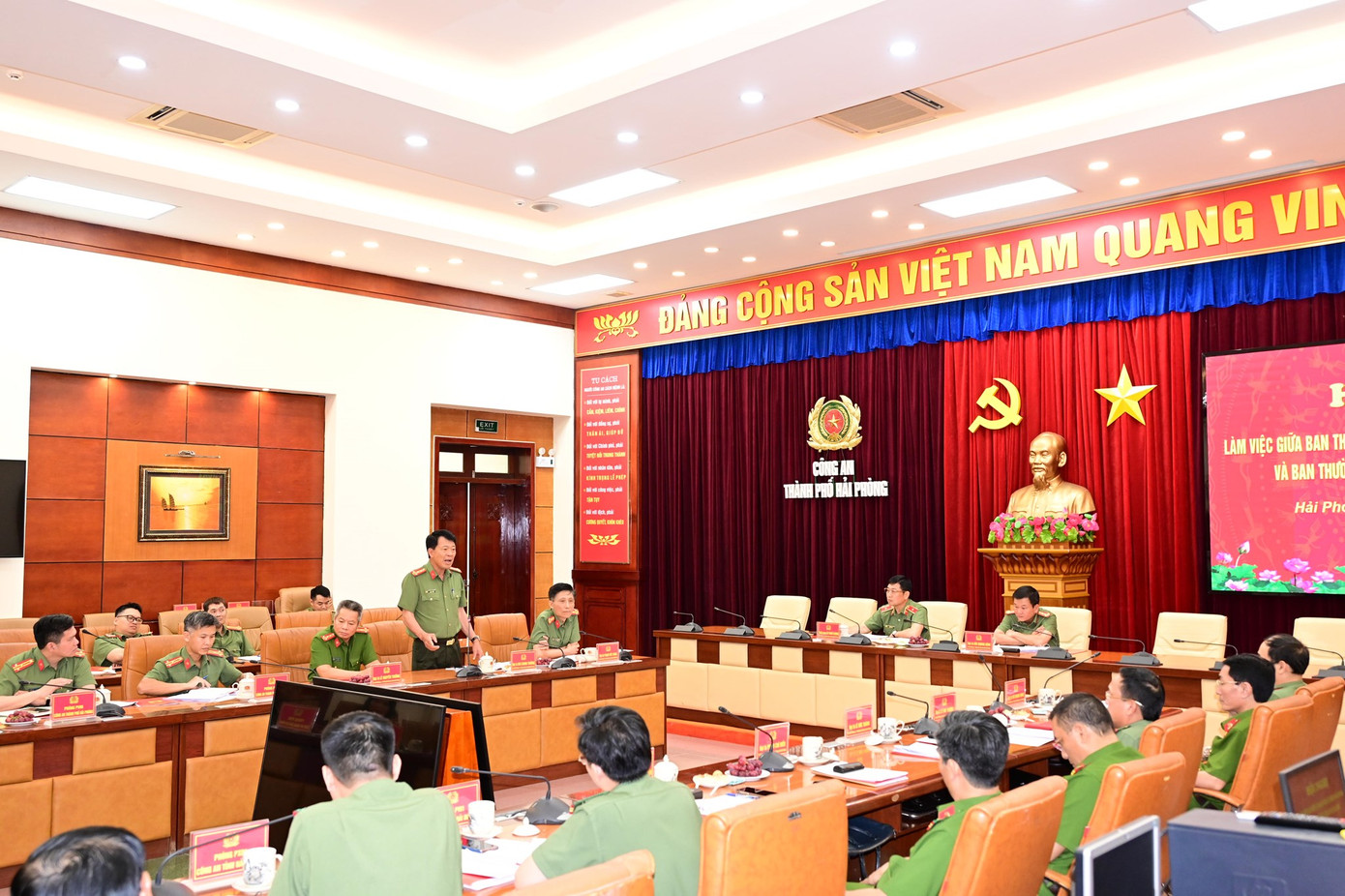 Các đại biểu tham gia đóng góp ý kiến về chủ trương hợp nhất Công an TP Hải Phòng và tỉnh Hải Dương. Ảnh: CAHP