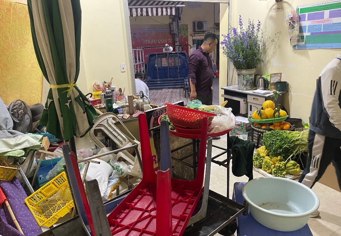 Lực lượng chức năng thu giữ bàn ghế, hàng hóa của người dân cố tình vi phạm, lấn chiếm lòng đường vỉa hè phố ẩm thực trung tâm Hải Phòng để kinh doanh buôn bán.