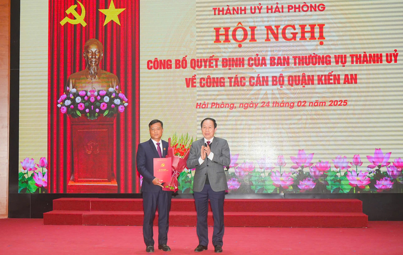 Bí thư Thành ủy Hải Phòng trao quyết định, tặng hoa chúc mừng tân Bí thư Quận ủy Kiến An. Bí thư Thành ủy Hải Phòng trao quyết định, tặng hoa chúc mừng tân Bí thư Quận ủy Kiến An.