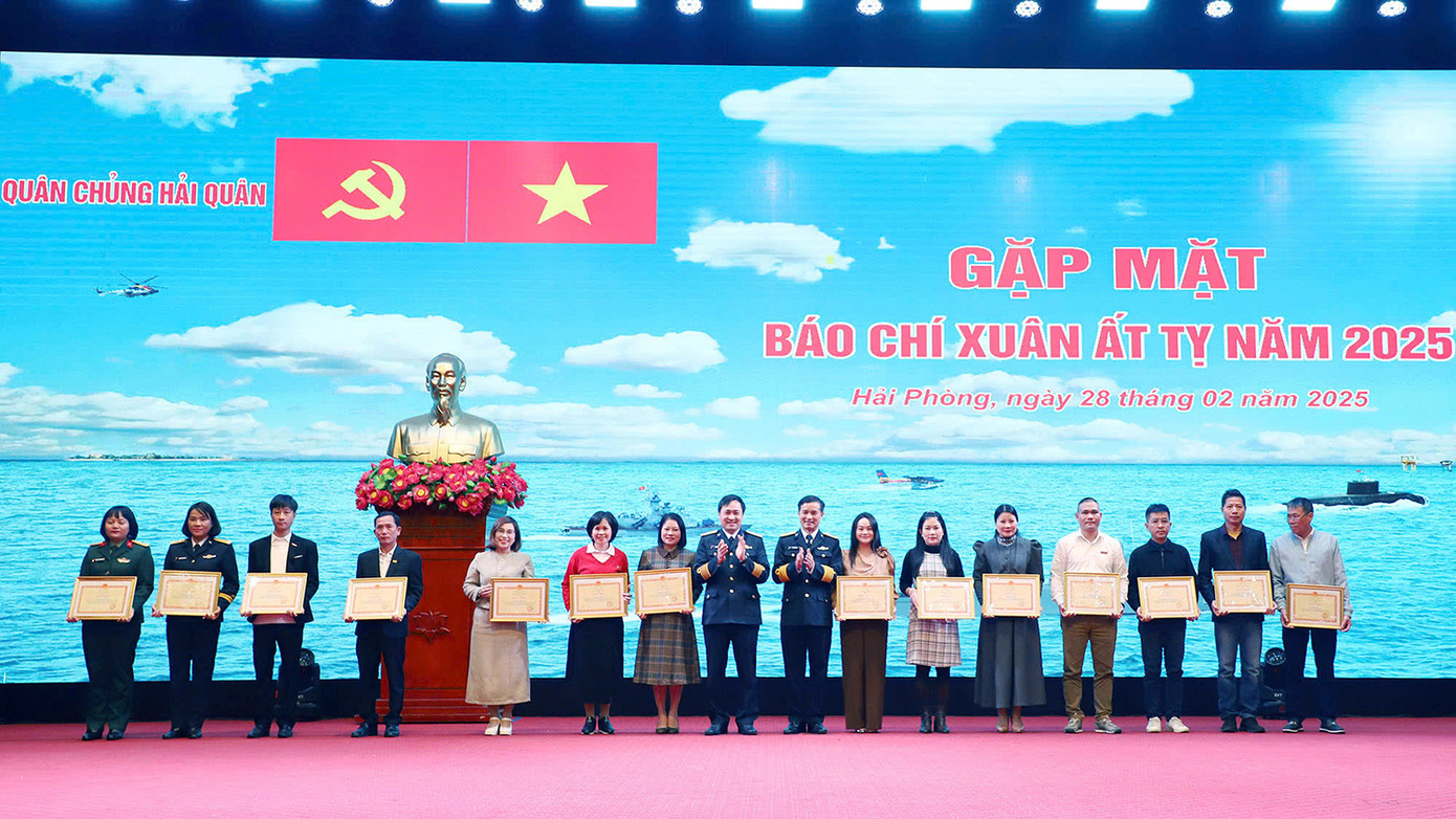 Lãnh đạo Cục Chính trị Hải quân tặng bằng khen, trao thưởng cho các cá nhân có thành tích xuất sắc trong công tác tuyên truyền năm 2024. Lãnh đạo Cục Chính trị Hải quân tặng bằng khen, trao thưởng cho các cá nhân có thành tích xuất sắc trong công tác tuyên truyền năm 2024.