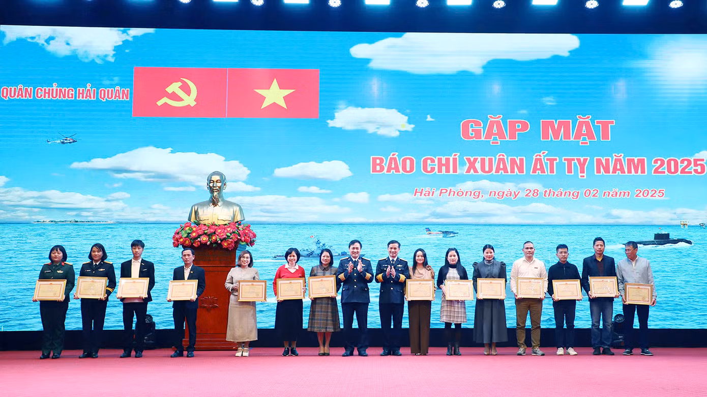 Lãnh đạo Cục Chính trị Hải quân tặng bằng khen, trao thưởng cho các cá nhân có thành tích xuất sắc trong công tác tuyên truyền năm 2024.