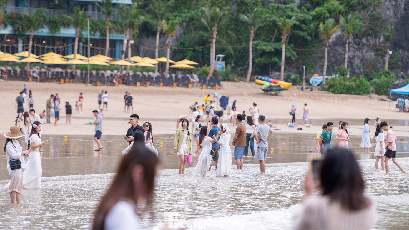 Buổi sáng, nước biển rút để lại bờ cát trắng mịn với làn sóng nhẹ.