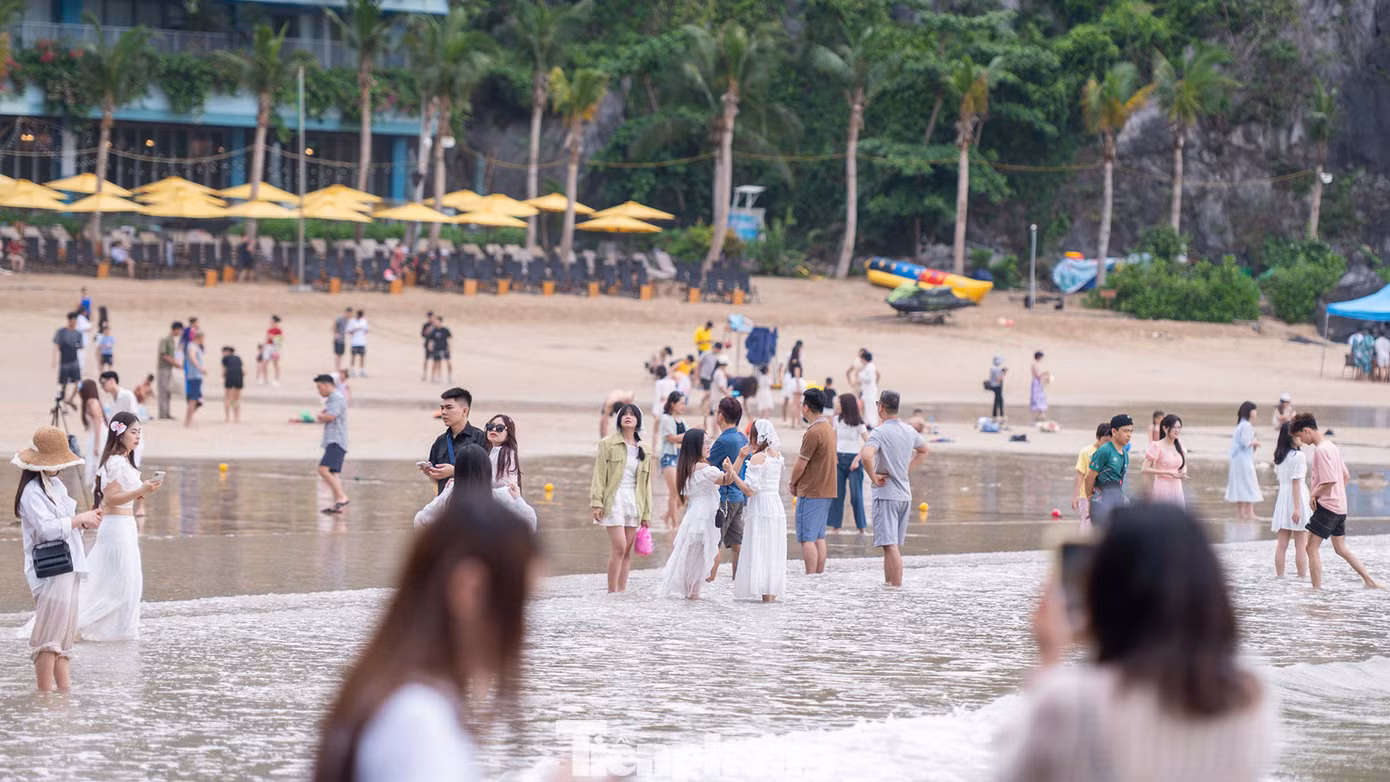 Buổi sáng, nước biển rút để lại bờ cát trắng mịn với làn sóng nhẹ.