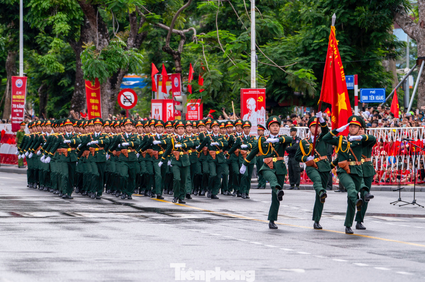 Tham gia chương trình, có 42 khối gồm: 4 khối nghi trượng, 18 khối đội ngũ lực lượng vũ trang và 20 khối diễu hành quần chúng. Tham gia chương trình, có 42 khối gồm: 4 khối nghi trượng, 18 khối đội ngũ lực lượng vũ trang và 20 khối diễu hành quần chúng.