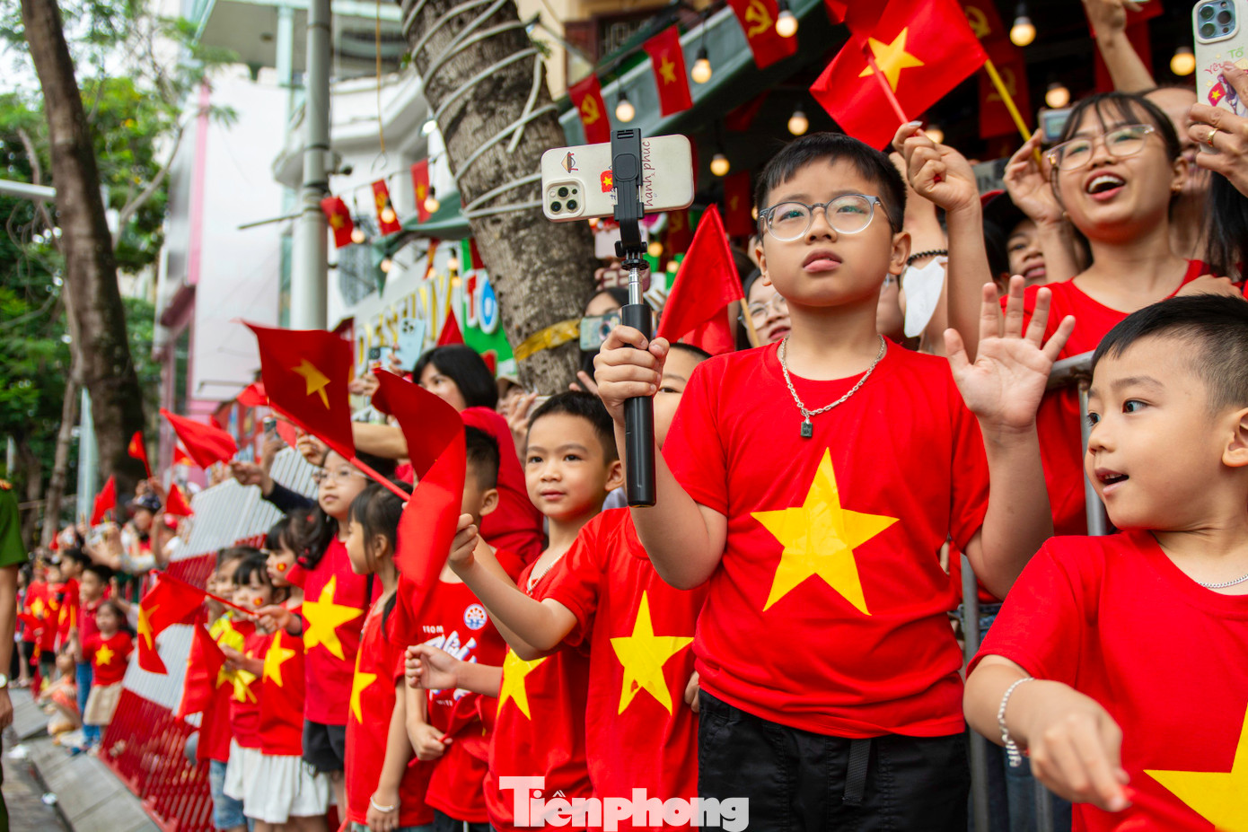 Hàng vạn người dân và du khách mặc áo đỏ sao vàng tới quảng trường nhà hát và dải vườn hoa trung tâm TP Hải Phòng từ 6h để chờ xem chương trình duyệt đội ngũ, diễu hành kỷ niệm 70 năm Ngày Giải phóng Hải Phòng. Hàng vạn người dân và du khách mặc áo đỏ sao vàng tới quảng trường nhà hát và dải vườn hoa trung tâm TP Hải Phòng từ 6h để chờ xem chương trình duyệt đội ngũ, diễu hành kỷ niệm 70 năm Ngày Giải phóng Hải Phòng.