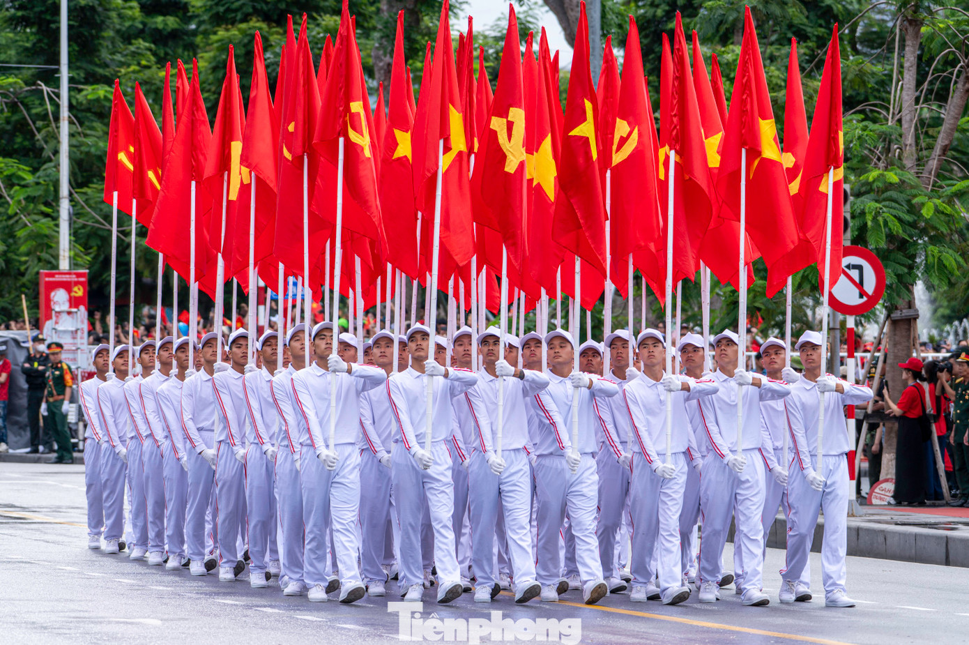 Phát biểu tại chương trình, ông Hoàng Minh Cường - Phó Chủ tịch UBND TP Hải Phòng, nhấn mạnh: "70 năm đã đi qua, Hải Phòng hôm nay không chỉ là thành phố của những con tàu và ngọn sóng, mà còn là minh chứng sống động cho ý chí vươn xa, cho tình yêu quê hương cháy bỏng, tăng tốc phát triển, xứng đáng với truyền thống mà cha ông đã để lại - một thành phố kiêu hãnh nhìn về quá khứ để mạnh mẽ bước tới tương lai". Trong ảnh: Đoàn các khối nghi trượng, tổ Quân kỳ, đoàn xe biểu tượng thành phố khai mạc chương trình duyệt đội ngũ, diễu hành. Phát biểu tại chương trình, ông Hoàng Minh Cường - Phó Chủ tịch UBND TP Hải Phòng, nhấn mạnh: "70 năm đã đi qua, Hải Phòng hôm nay không chỉ là thành phố của những con tàu và ngọn sóng, mà còn là minh chứng sống động cho ý chí vươn xa, cho tình yêu quê hương cháy bỏng, tăng tốc phát triển, xứng đáng với truyền thống mà cha ông đã để lại - một thành phố kiêu hãnh nhìn về quá khứ để mạnh mẽ bước tới tương lai". Trong ảnh: Đoàn các khối nghi trượng, tổ Quân kỳ, đoàn xe biểu tượng thành phố khai mạc chương trình duyệt đội ngũ, diễu hành.