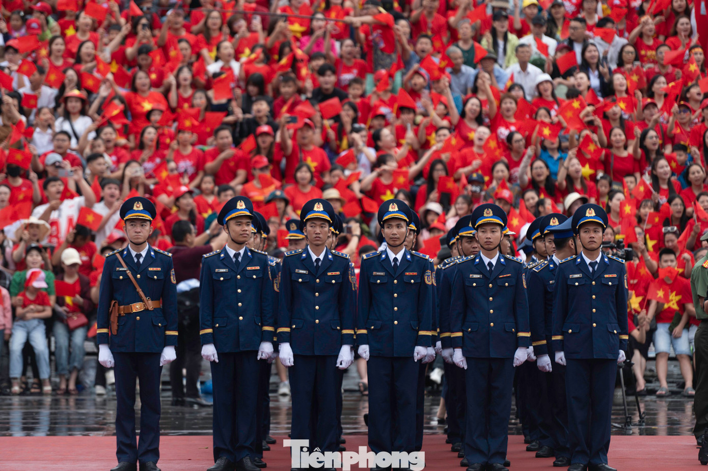 Từ 6h, gần 3.000 cán bộ chiến sĩ lực lượng vũ trang nhân dân và các khối diễu hành đã tập trung tại quảng trường nhà hát và dọc dải vườn hoa trung tâm thành phố.