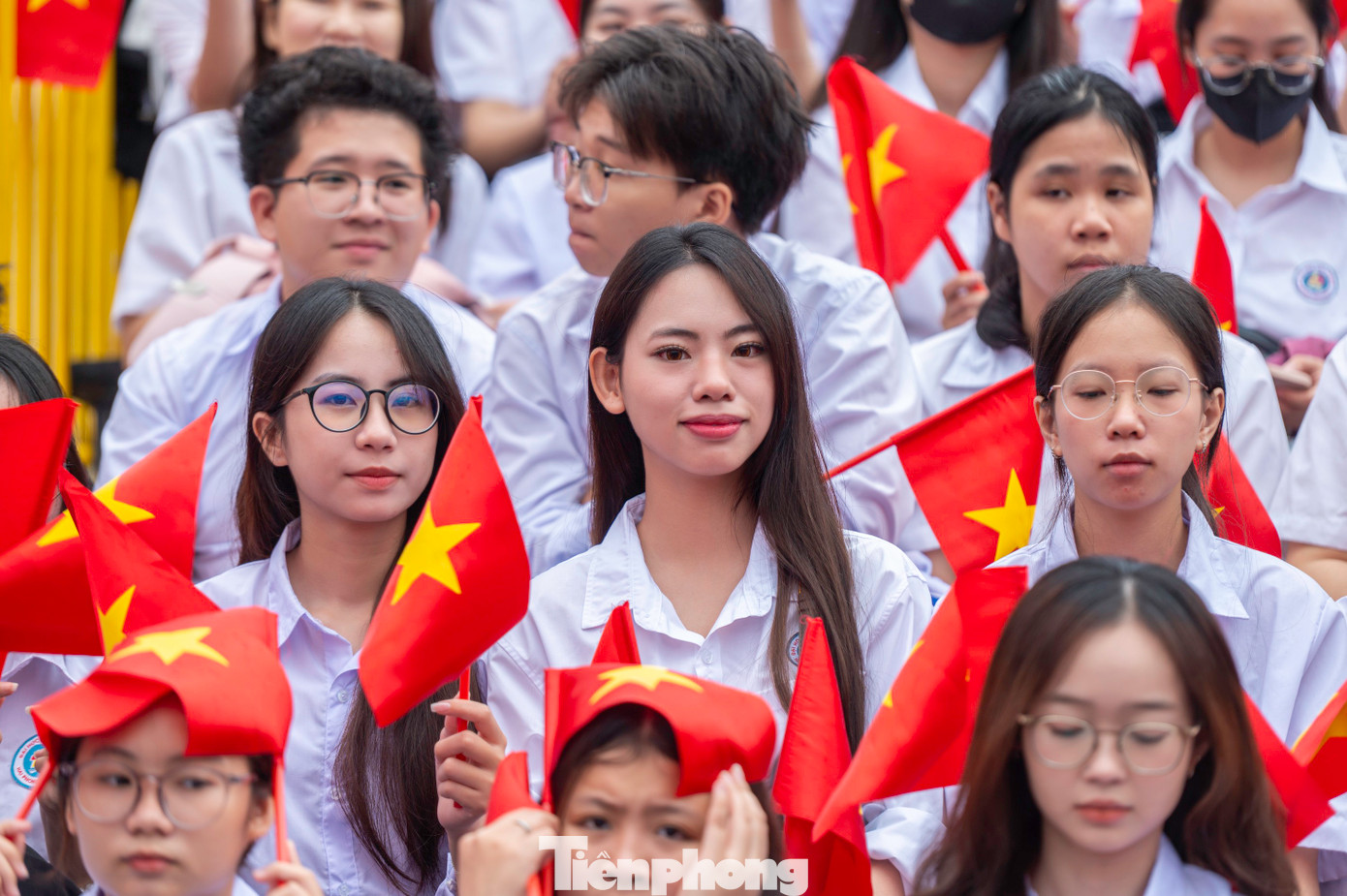 Hàng vạn người dân và du khách mặc áo đỏ sao vàng tới quảng trường nhà hát và dải vườn hoa trung tâm TP Hải Phòng từ 6h để chờ xem chương trình duyệt đội ngũ, diễu hành kỷ niệm 70 năm Ngày Giải phóng Hải Phòng. Hàng vạn người dân và du khách mặc áo đỏ sao vàng tới quảng trường nhà hát và dải vườn hoa trung tâm TP Hải Phòng từ 6h để chờ xem chương trình duyệt đội ngũ, diễu hành kỷ niệm 70 năm Ngày Giải phóng Hải Phòng.