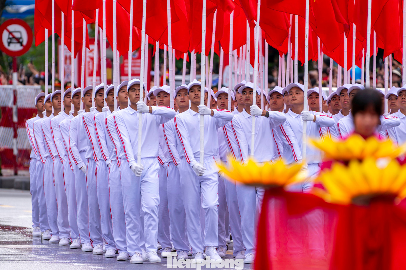 Cùng lúc nhạc Quốc ca vang lên, Tổ Quân kỳ tiến vào quảng trường nhà hát, hàng nghìn đại biểu, nhân dân và các lực lượng tham gia nghiêm trang chào cờ. Cùng lúc nhạc Quốc ca vang lên, Tổ Quân kỳ tiến vào quảng trường nhà hát, hàng nghìn đại biểu, nhân dân và các lực lượng tham gia nghiêm trang chào cờ.