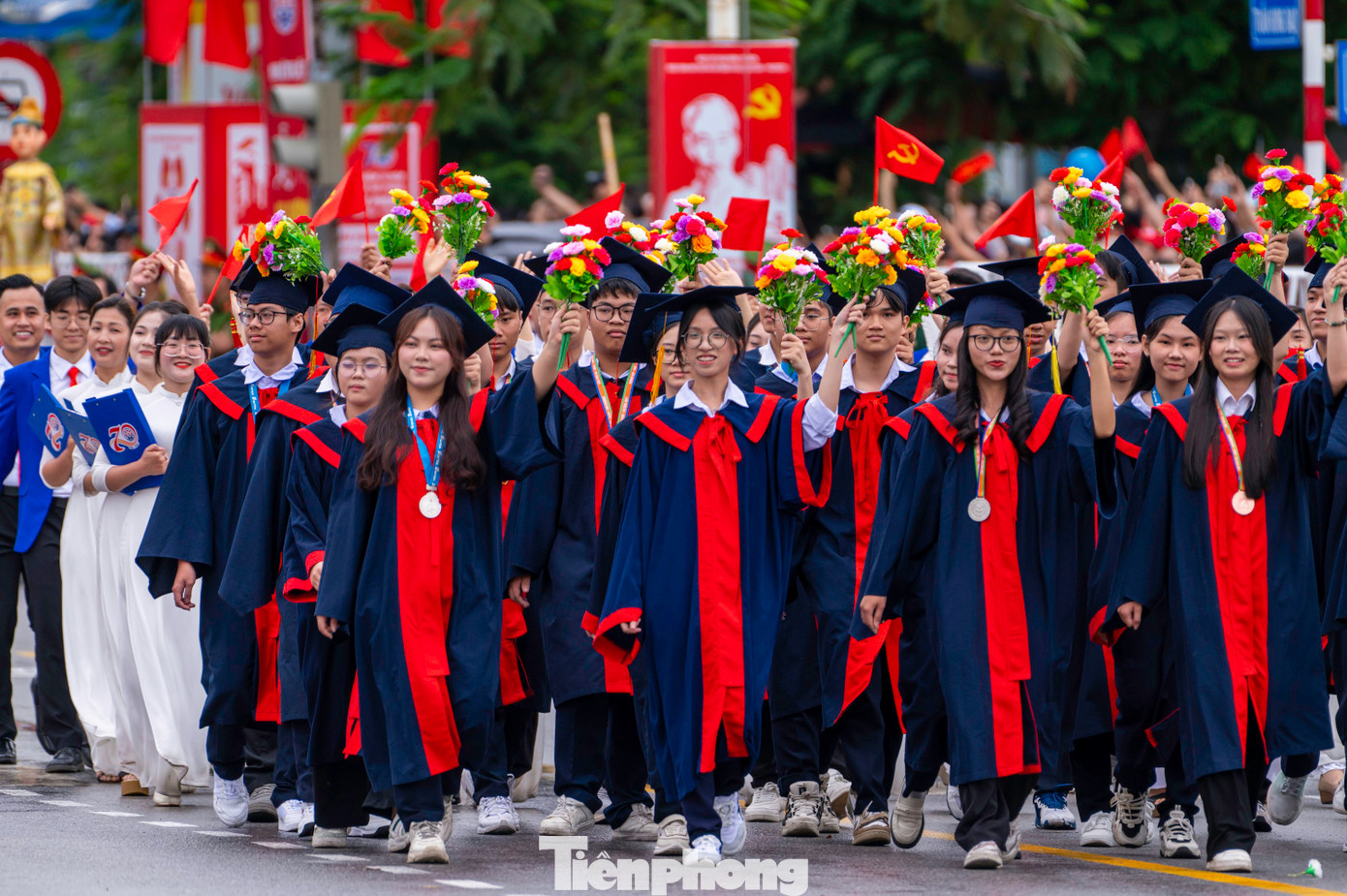 Các khối thanh thiếu nhi, học sinh, sinh viên và các khối quần chúng tham gia diễu hành. Các khối thanh thiếu nhi, học sinh, sinh viên và các khối quần chúng tham gia diễu hành.