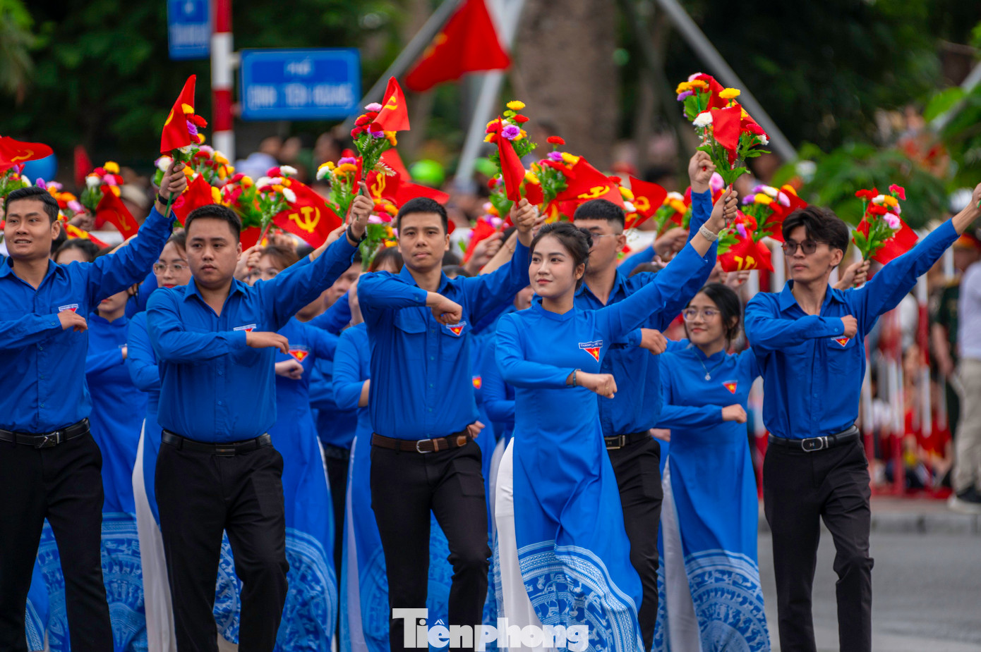 Các khối thanh thiếu nhi, học sinh, sinh viên và các khối quần chúng tham gia diễu hành. Các khối thanh thiếu nhi, học sinh, sinh viên và các khối quần chúng tham gia diễu hành.