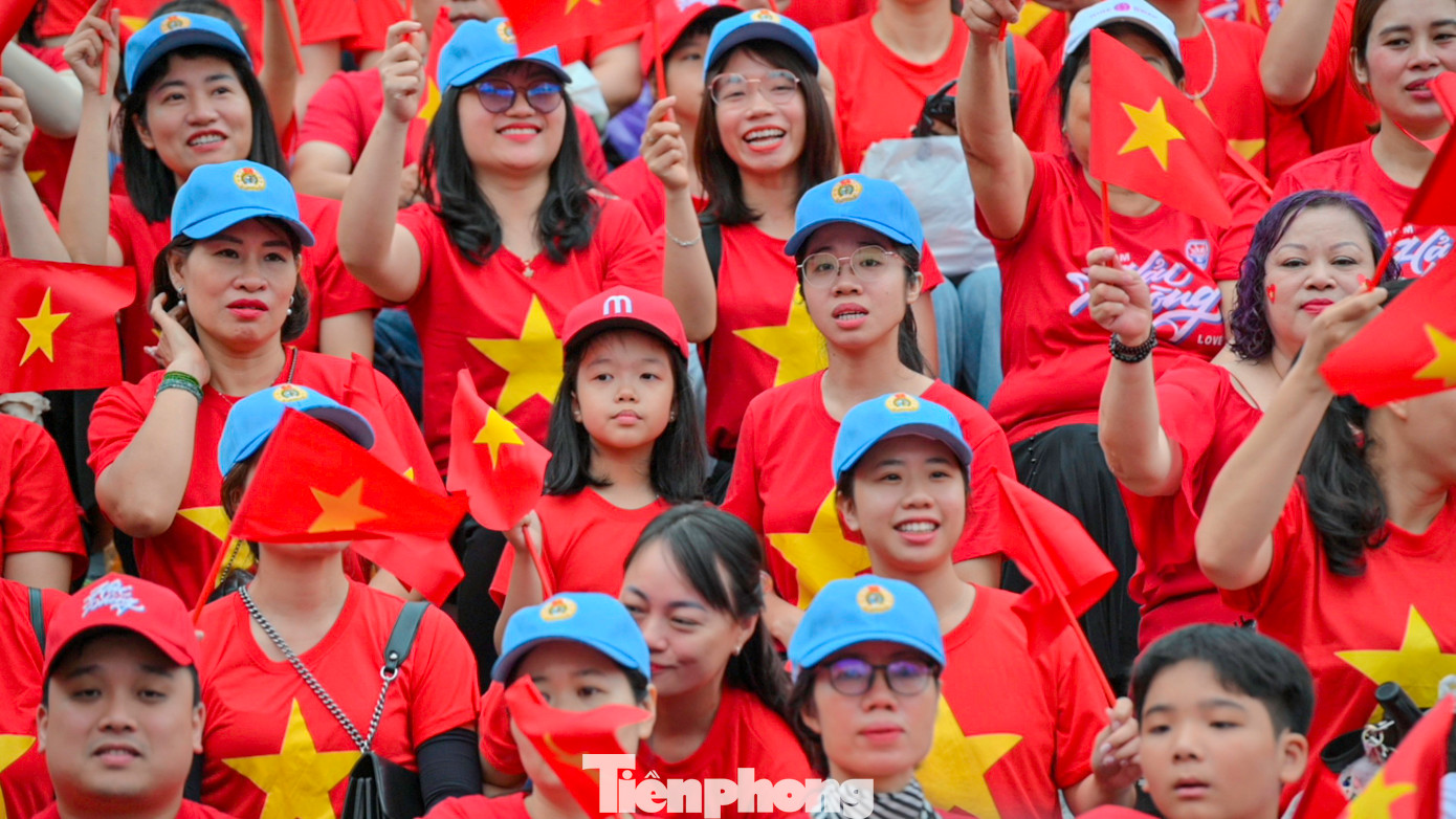 Hàng trăm em nhỏ được phụ huynh đưa lên quảng trường nhà hát và các phố trung tâm từ 6h để chọn vị trí đẹp theo dõi, cổ vũ các khối đội ngũ.