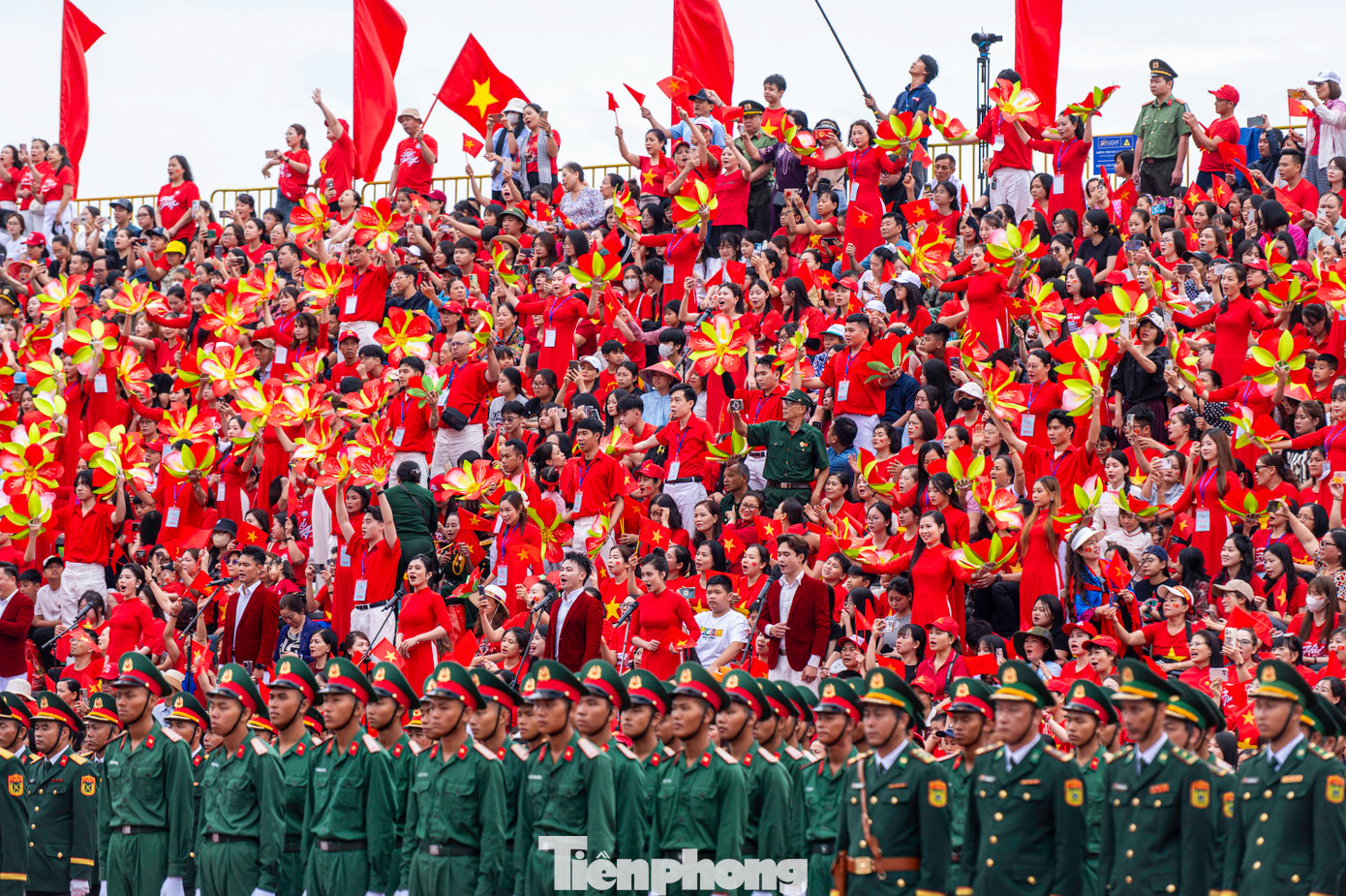 Từ 6h, gần 3.000 cán bộ chiến sĩ lực lượng vũ trang nhân dân và các khối diễu hành đã tập trung tại quảng trường nhà hát và dọc dải vườn hoa trung tâm thành phố.