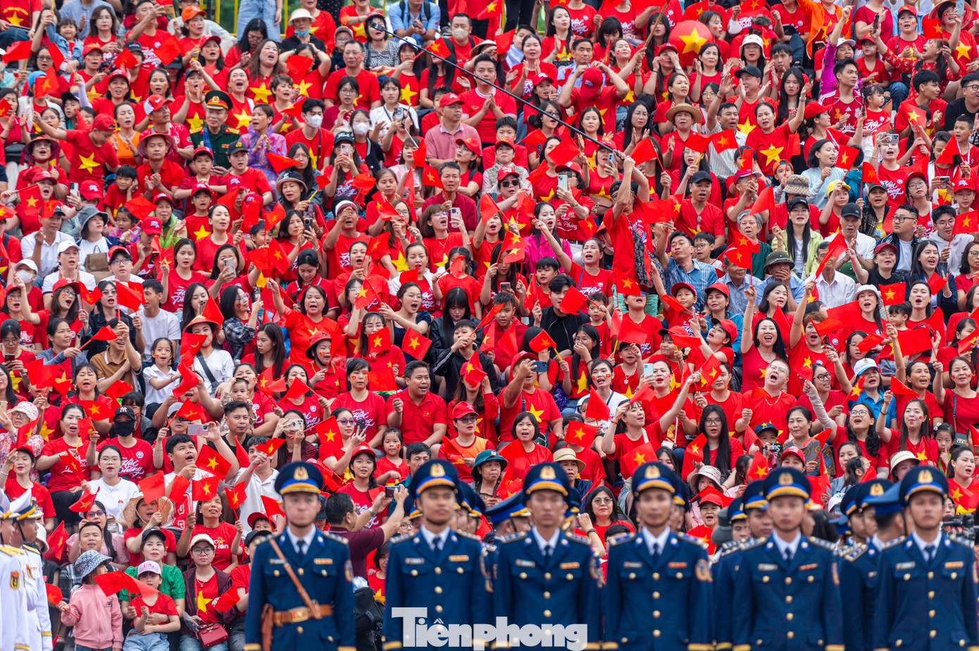 Hàng vạn người dân và du khách mặc áo đỏ sao vàng tới quảng trường nhà hát và dải vườn hoa trung tâm TP Hải Phòng từ 6h để chờ xem chương trình duyệt đội ngũ, diễu hành kỷ niệm 70 năm Ngày Giải phóng Hải Phòng. Hàng vạn người dân và du khách mặc áo đỏ sao vàng tới quảng trường nhà hát và dải vườn hoa trung tâm TP Hải Phòng từ 6h để chờ xem chương trình duyệt đội ngũ, diễu hành kỷ niệm 70 năm Ngày Giải phóng Hải Phòng.