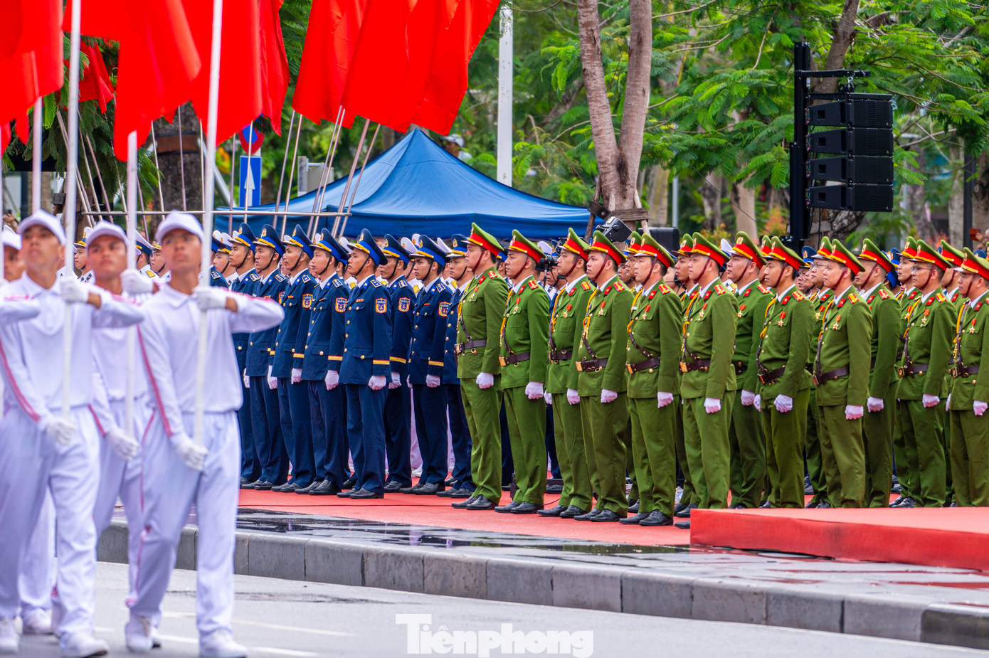 Cùng lúc nhạc Quốc ca vang lên, Tổ Quân kỳ tiến vào quảng trường nhà hát, hàng nghìn đại biểu, nhân dân và các lực lượng tham gia nghiêm trang chào cờ. Cùng lúc nhạc Quốc ca vang lên, Tổ Quân kỳ tiến vào quảng trường nhà hát, hàng nghìn đại biểu, nhân dân và các lực lượng tham gia nghiêm trang chào cờ.