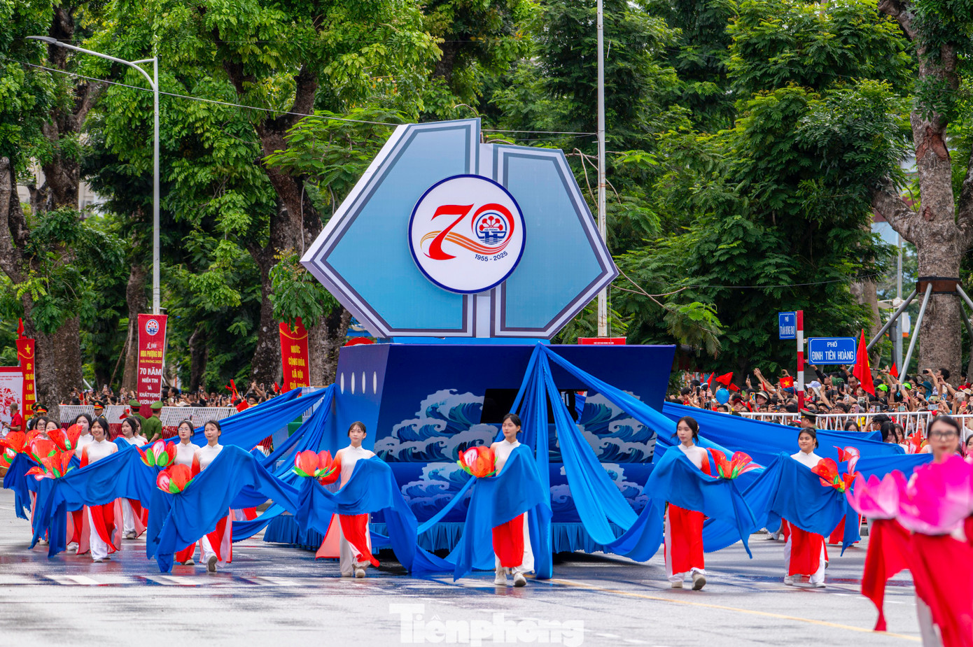 Phát biểu tại chương trình, ông Hoàng Minh Cường - Phó Chủ tịch UBND TP Hải Phòng, nhấn mạnh: "70 năm đã đi qua, Hải Phòng hôm nay không chỉ là thành phố của những con tàu và ngọn sóng, mà còn là minh chứng sống động cho ý chí vươn xa, cho tình yêu quê hương cháy bỏng, tăng tốc phát triển, xứng đáng với truyền thống mà cha ông đã để lại - một thành phố kiêu hãnh nhìn về quá khứ để mạnh mẽ bước tới tương lai". Trong ảnh: Đoàn các khối nghi trượng, tổ Quân kỳ, đoàn xe biểu tượng thành phố khai mạc chương trình duyệt đội ngũ, diễu hành. Phát biểu tại chương trình, ông Hoàng Minh Cường - Phó Chủ tịch UBND TP Hải Phòng, nhấn mạnh: "70 năm đã đi qua, Hải Phòng hôm nay không chỉ là thành phố của những con tàu và ngọn sóng, mà còn là minh chứng sống động cho ý chí vươn xa, cho tình yêu quê hương cháy bỏng, tăng tốc phát triển, xứng đáng với truyền thống mà cha ông đã để lại - một thành phố kiêu hãnh nhìn về quá khứ để mạnh mẽ bước tới tương lai". Trong ảnh: Đoàn các khối nghi trượng, tổ Quân kỳ, đoàn xe biểu tượng thành phố khai mạc chương trình duyệt đội ngũ, diễu hành.