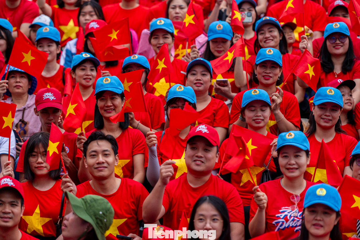 Hàng nghìn người dân mặc áo đỏ sao vàng, tay cầm cờ Tổ quốc.