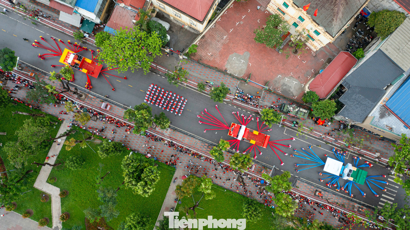 Các đoàn duyệt đội ngũ, diễu hành nhìn từ trên cao. Các đoàn duyệt đội ngũ, diễu hành nhìn từ trên cao.