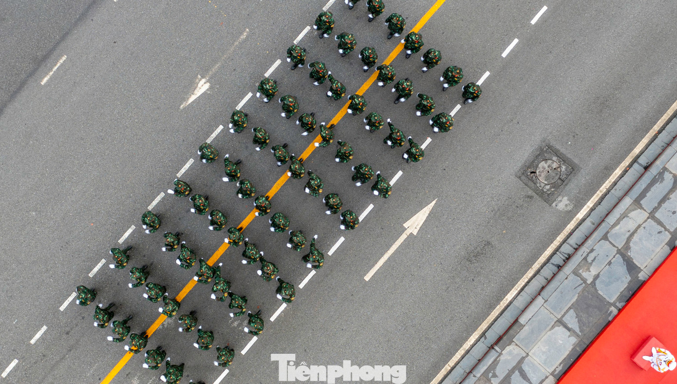 Các đoàn duyệt đội ngũ, diễu hành nhìn từ trên cao. Các đoàn duyệt đội ngũ, diễu hành nhìn từ trên cao.