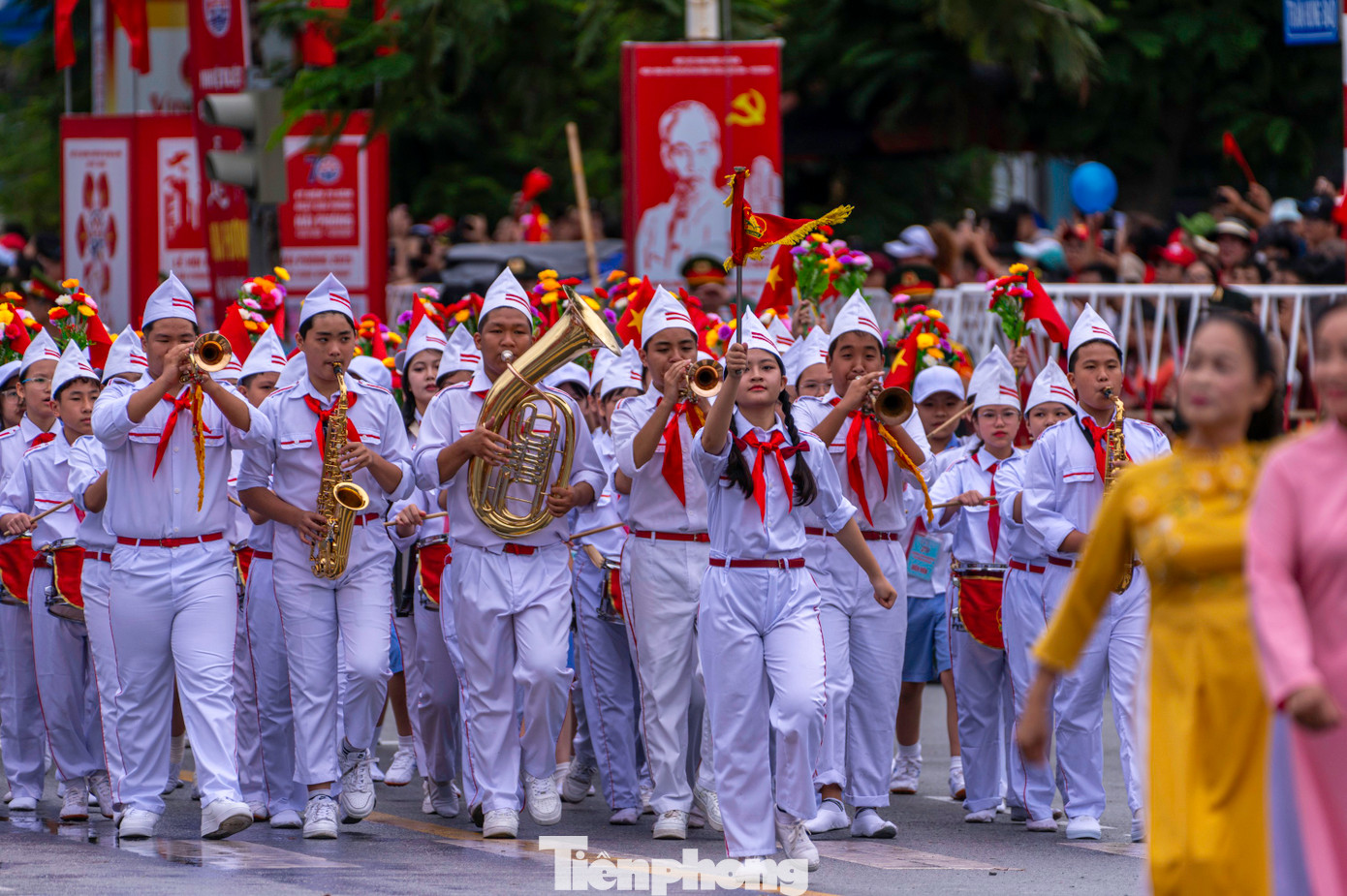 Các khối thanh thiếu nhi, học sinh, sinh viên và các khối quần chúng tham gia diễu hành. Các khối thanh thiếu nhi, học sinh, sinh viên và các khối quần chúng tham gia diễu hành.