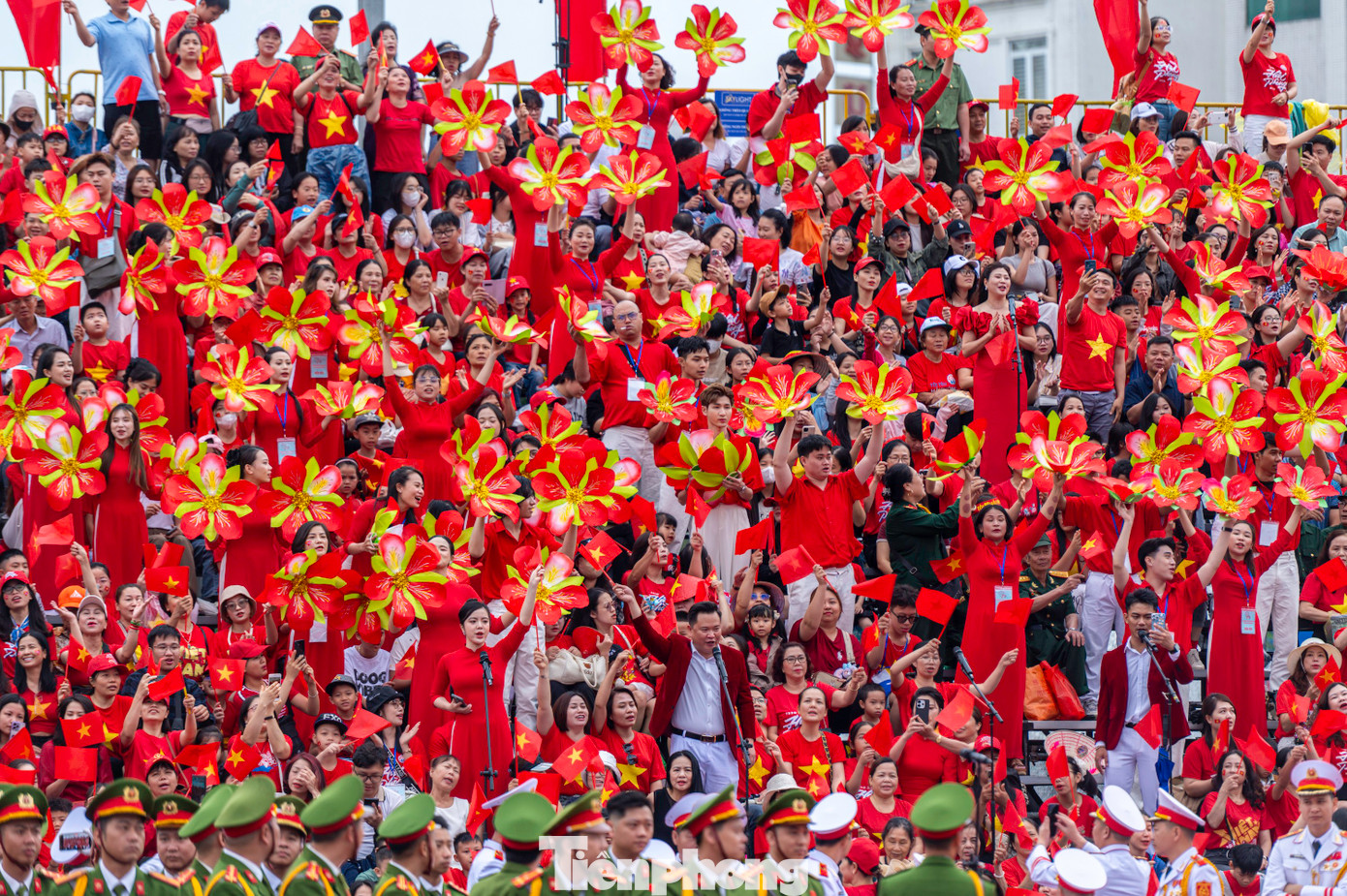 Mặc dù sáng sớm 11/5, thời tiết ở Hải Phòng có mưa, song đến giờ duyệt đội ngũ và diễu hành thì trời tạnh, quang mây. Hàng nghìn khách mời, đại biểu, người dân mặc áo đỏ sao vàng tạo nên khung cảnh đỏ rực tại quảng trường nhà hát Hải Phòng.