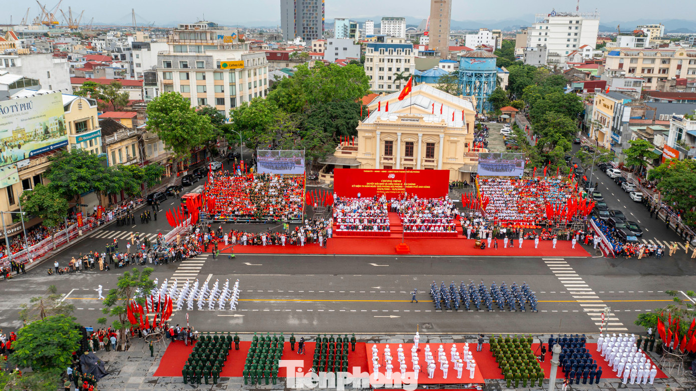 Trong không khí hào hùng của những ngày tháng 5 lịch sử, sáng 11/5, TP Hải Phòng tổ chức Chương trình duyệt đội ngũ, diễu hành quần chúng chào mừng kỷ niệm 70 năm Ngày Giải phóng Hải Phòng (13/5/1955 - 13/5/2025) tại quảng trường nhà hát. Trong không khí hào hùng của những ngày tháng 5 lịch sử, sáng 11/5, TP Hải Phòng tổ chức Chương trình duyệt đội ngũ, diễu hành quần chúng chào mừng kỷ niệm 70 năm Ngày Giải phóng Hải Phòng (13/5/1955 - 13/5/2025) tại quảng trường nhà hát.
