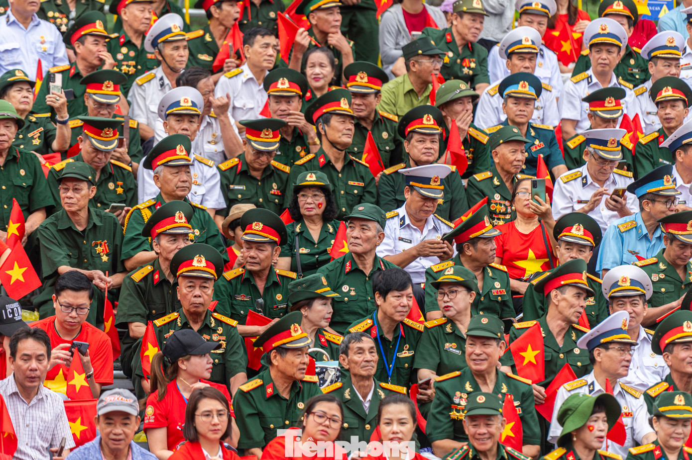 Tới xem chương trình duyệt đội ngũ, diễu hành, còn có hàng trăm cựu chiến binh, các sĩ quan, chiến sĩ các lực lượng vũ trang nhân dân, người cao tuổi.