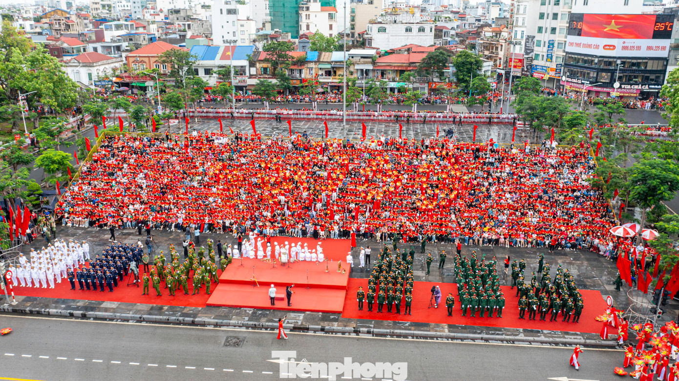 Sáng 11/5, TP Hải Phòng tổ chức chương trình duyệt đội ngũ và diễu hành quần chúng tại quảng trường nhà hát thành phố chào mừng kỷ niệm 70 năm Ngày Giải phóng thành phố (13/5/1955 - 13/5/2025).