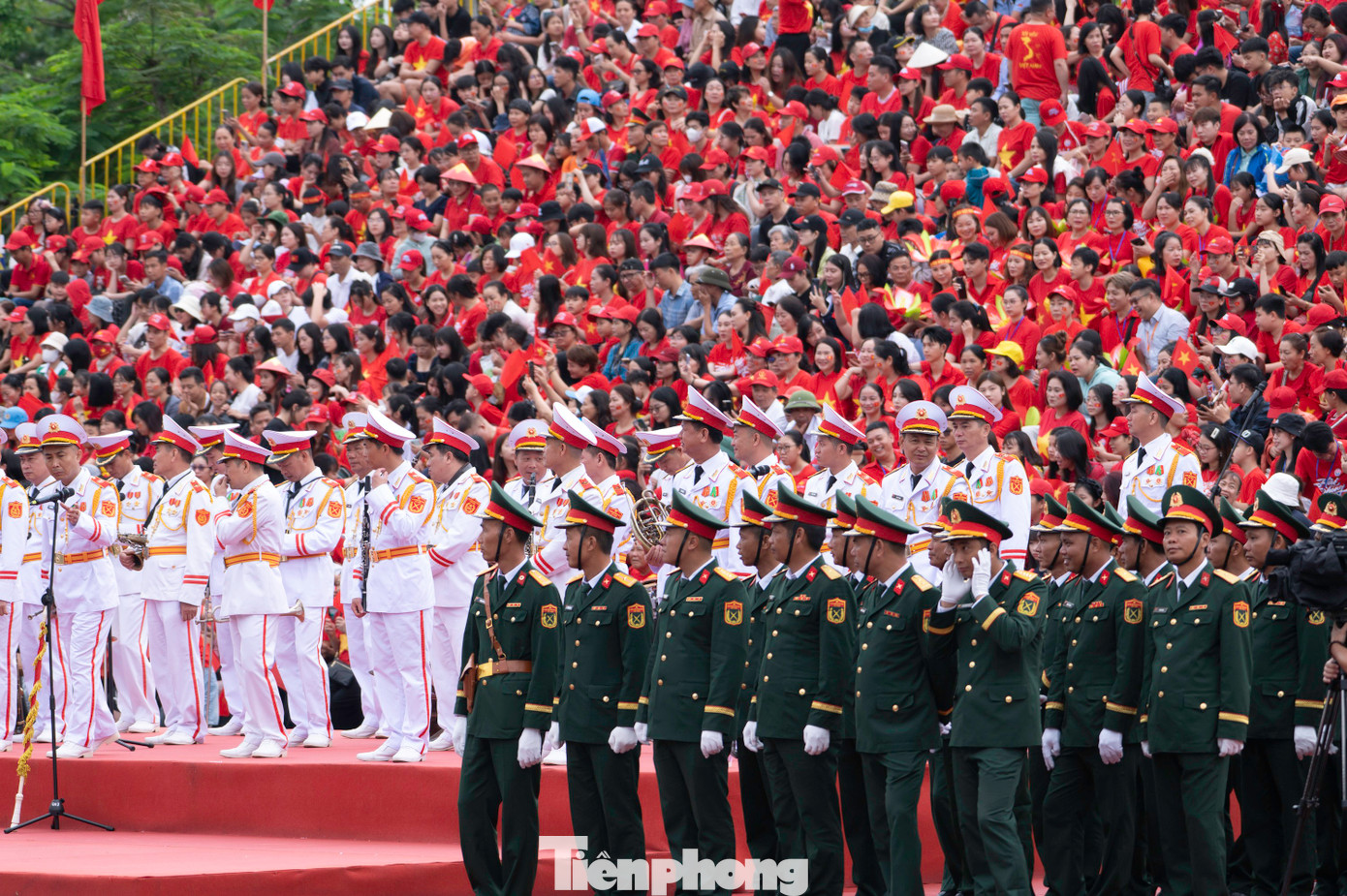 Từ 6h, gần 3.000 cán bộ chiến sĩ lực lượng vũ trang nhân dân và các khối diễu hành đã tập trung tại quảng trường nhà hát và dọc dải vườn hoa trung tâm thành phố.